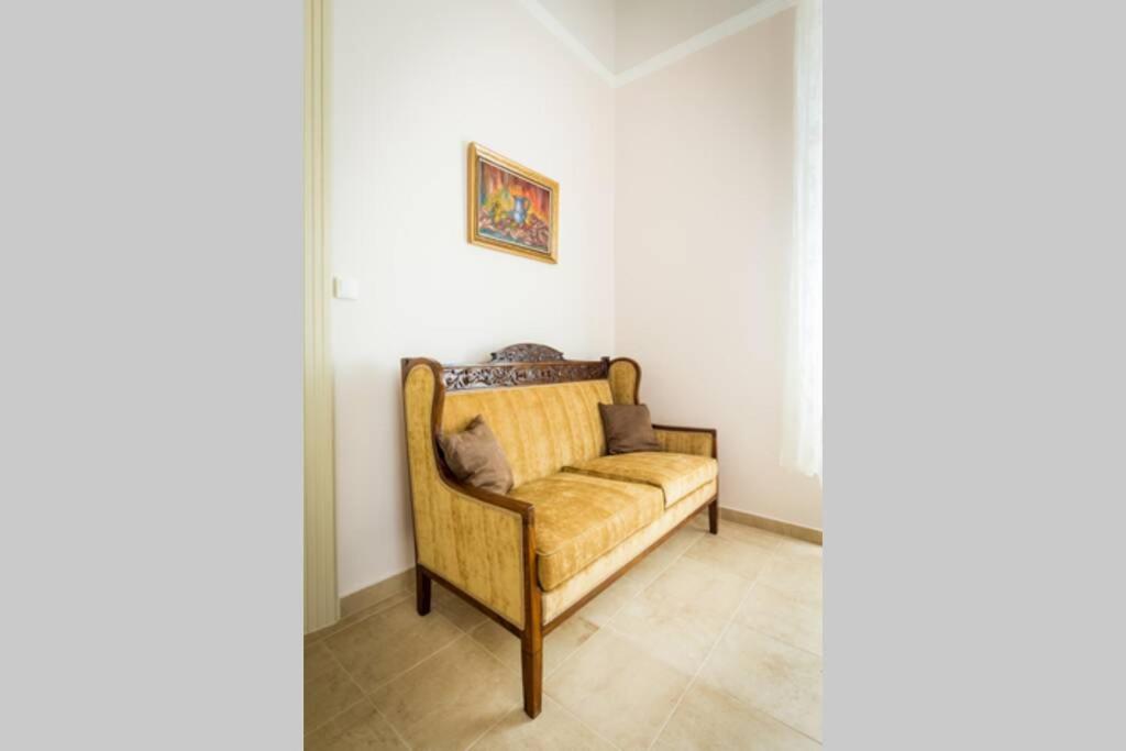 Neoclassical flat with 2 bedrooms in Piraeus view 4