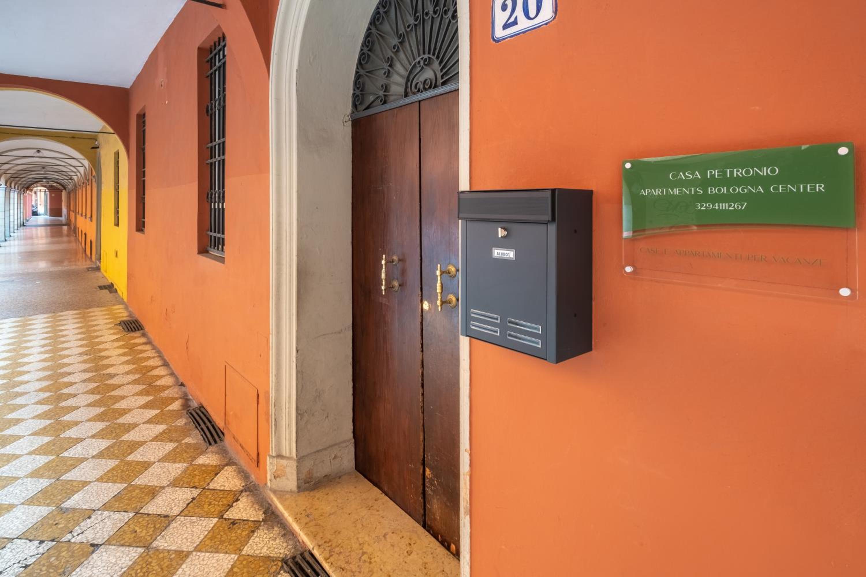 Bologna Vacations - CASA PETRONIO APARTMENTS BOLOGNA CENTER - Property Image 12