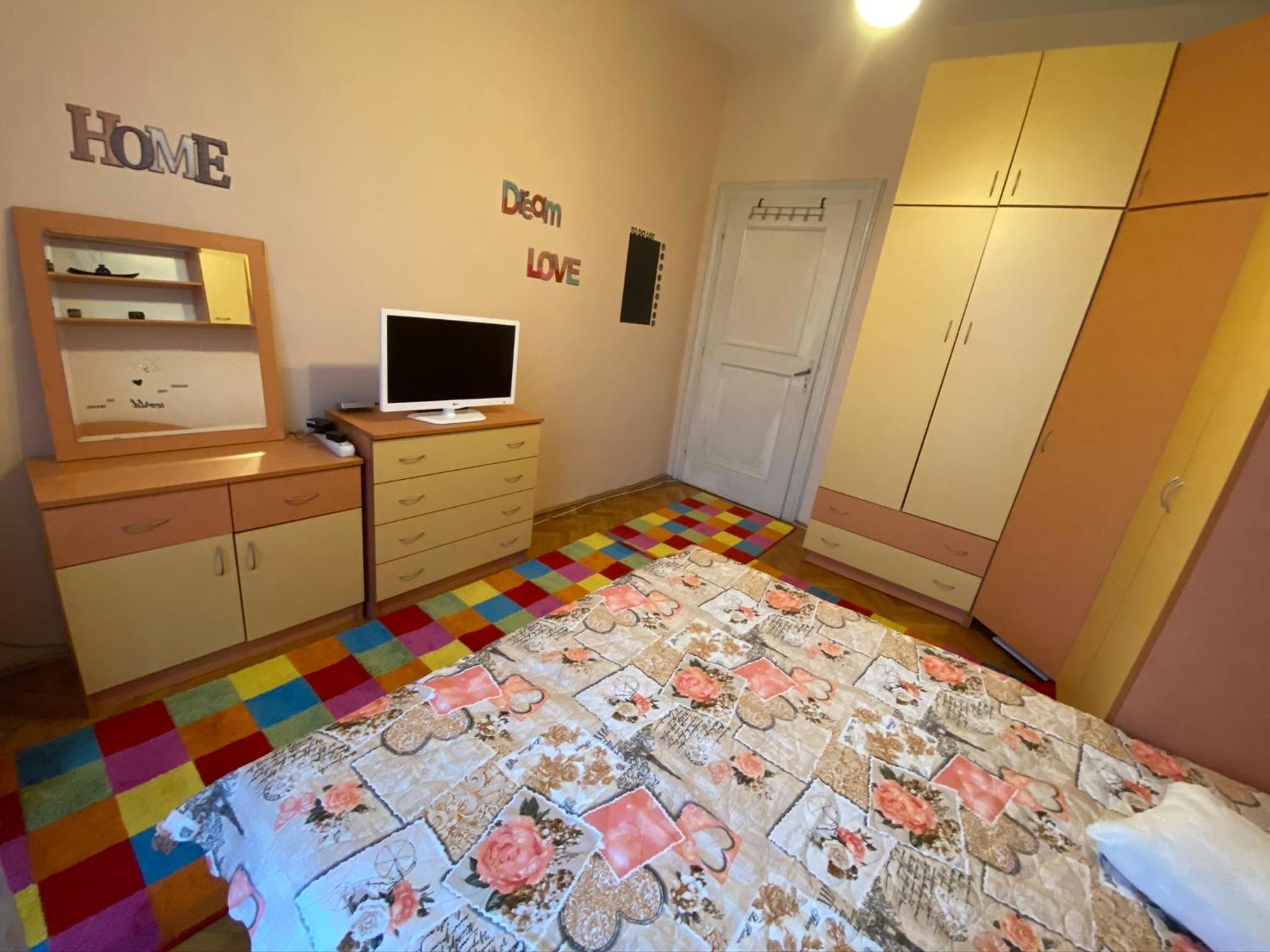 Fantastic 2 Bedroom Apartment - Top Center view 4