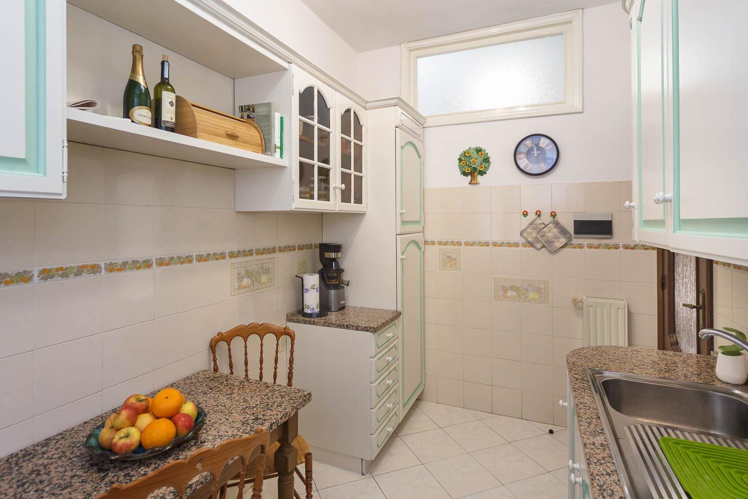 Casa Dany, luminoso trilocale con grande terrazza, box auto e AC view 4