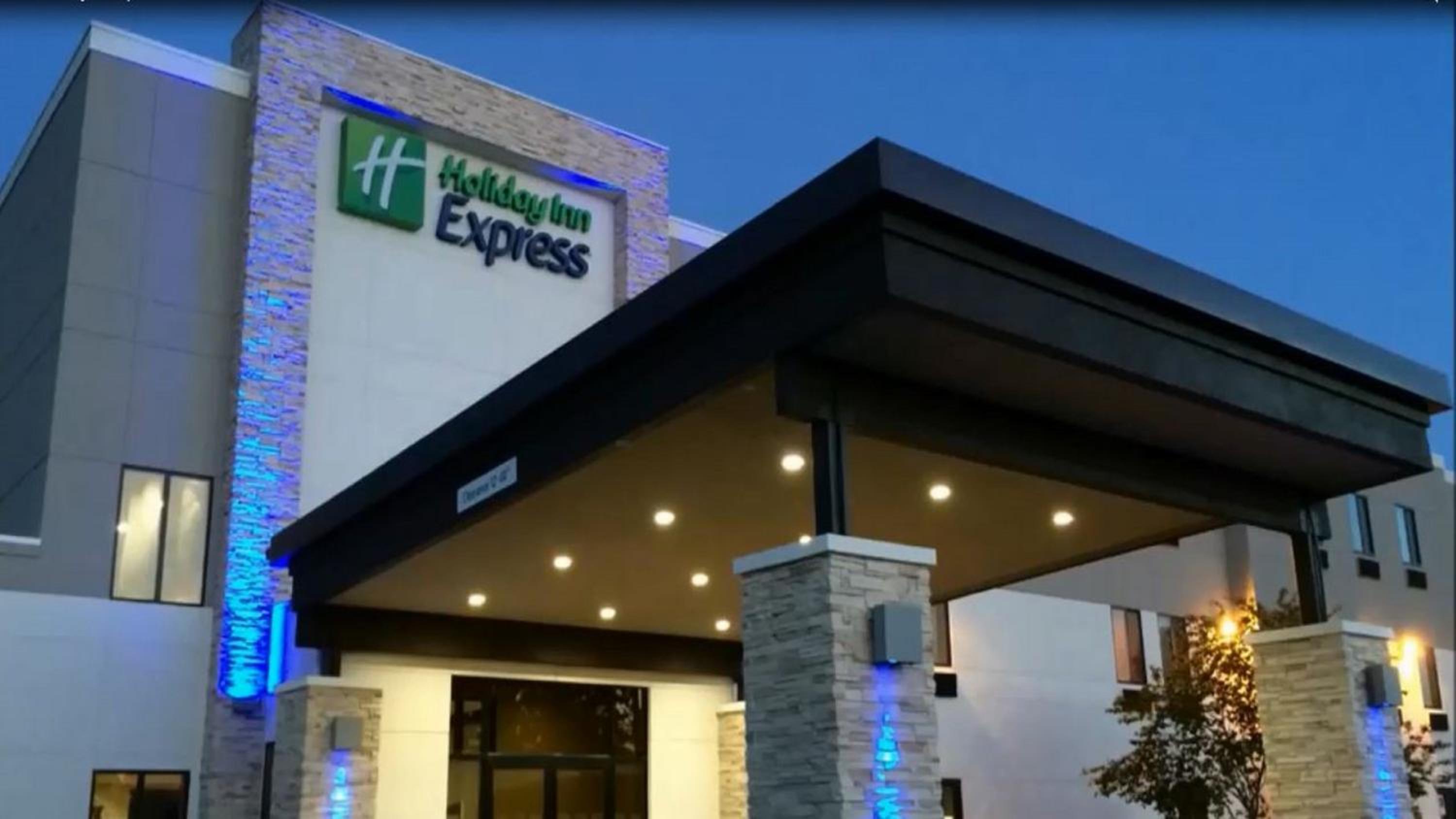 Hotel Holiday Inn Express & Suites - Oklahoma City Airport, an IHG Hotel - Image 1