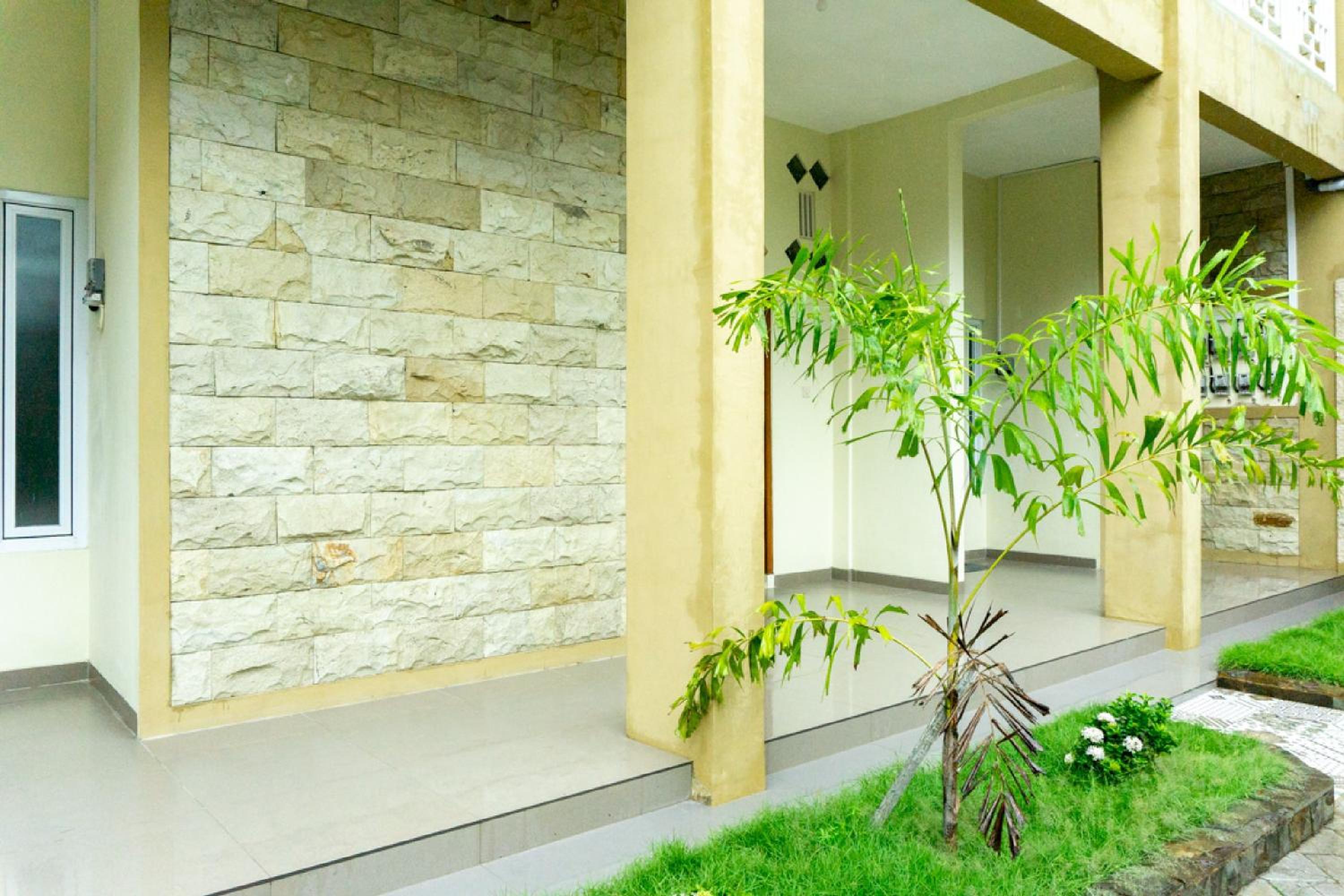 RedDoorz near Benteng Van Den Bosch view 3