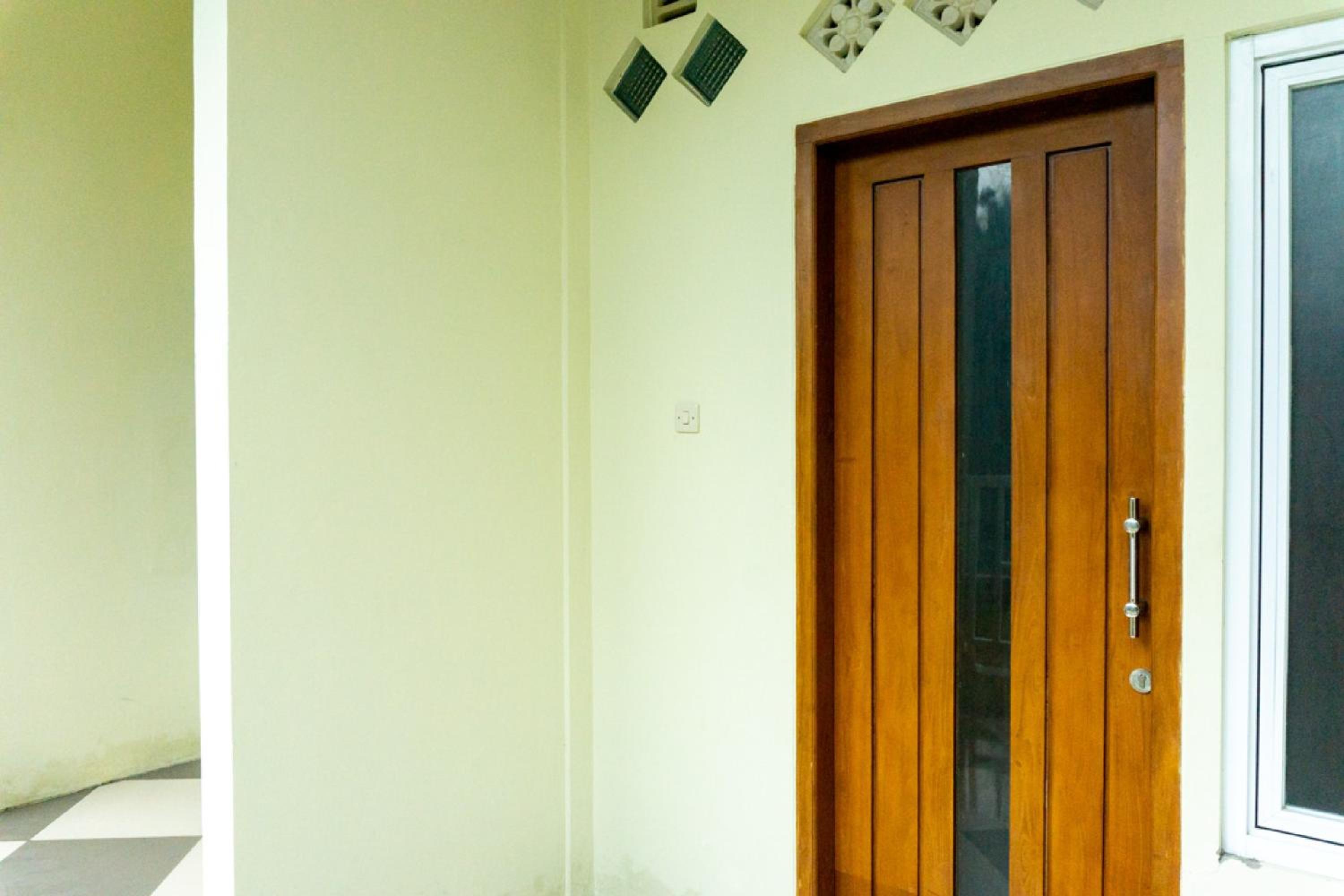RedDoorz near Benteng Van Den Bosch view 2