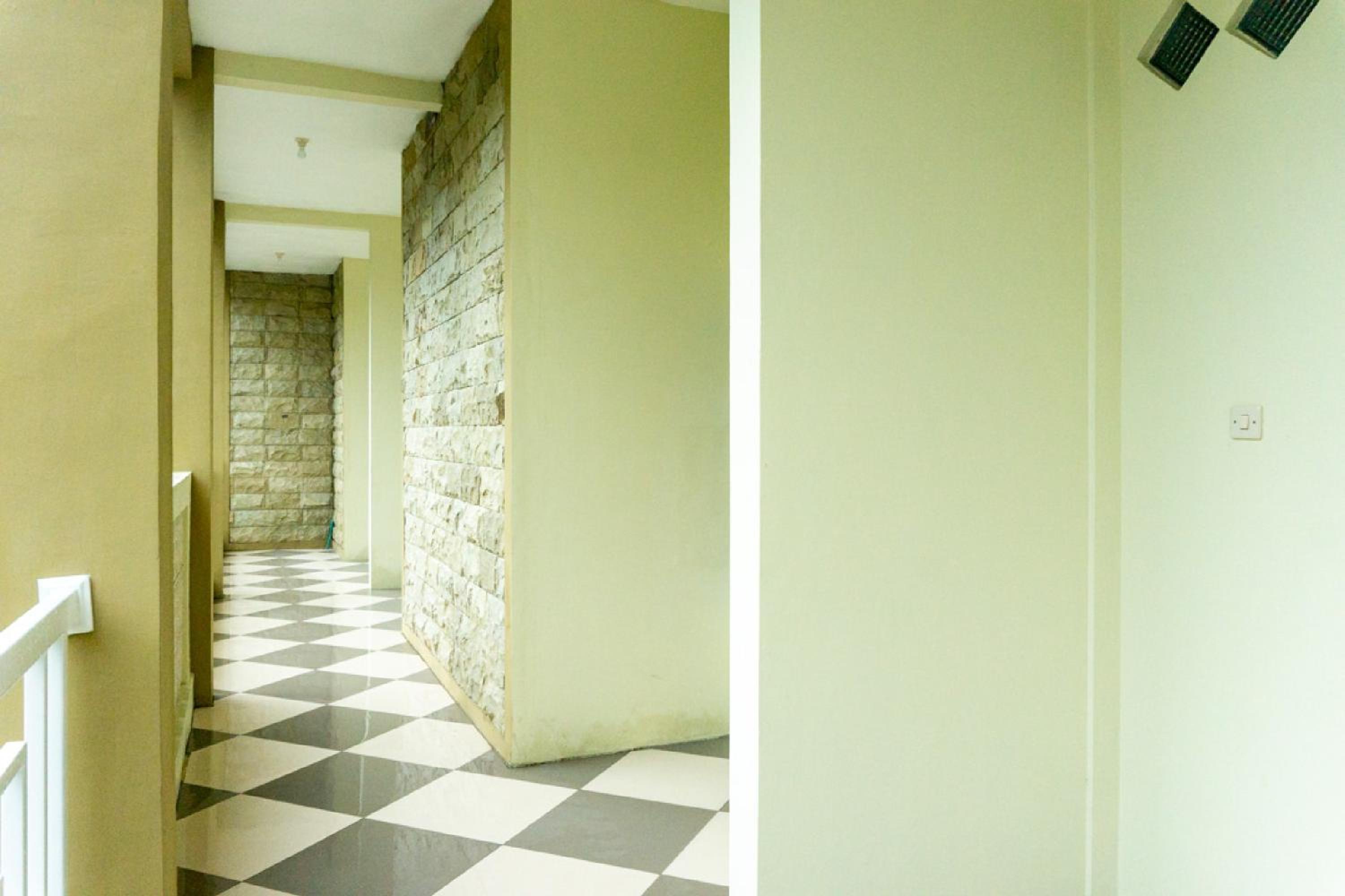 RedDoorz near Benteng Van Den Bosch view 4