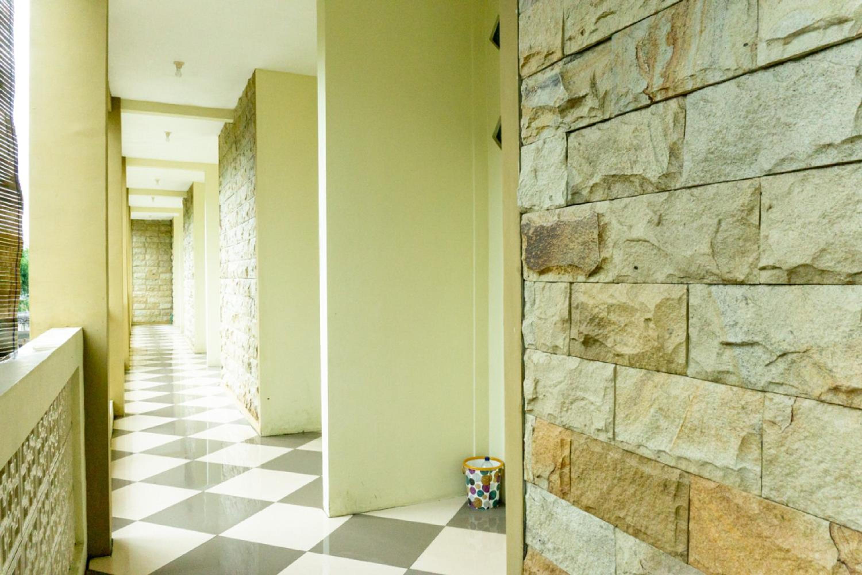 RedDoorz near Benteng Van Den Bosch view 5