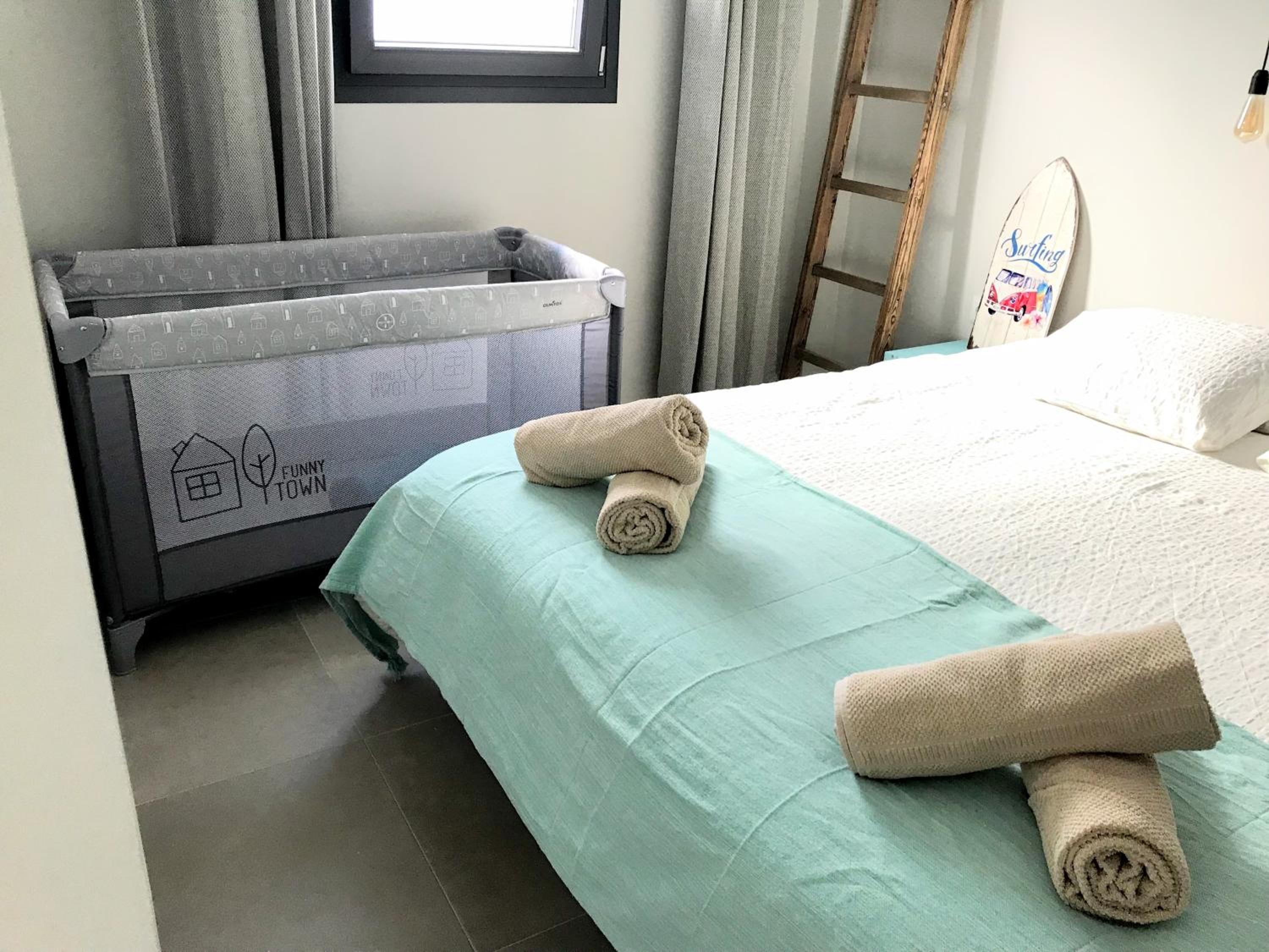 Malaga Beach House, 2 city bikes, 2 children's bikes, WiFi, BIG terrace, BBQ, Family, Childfriendly