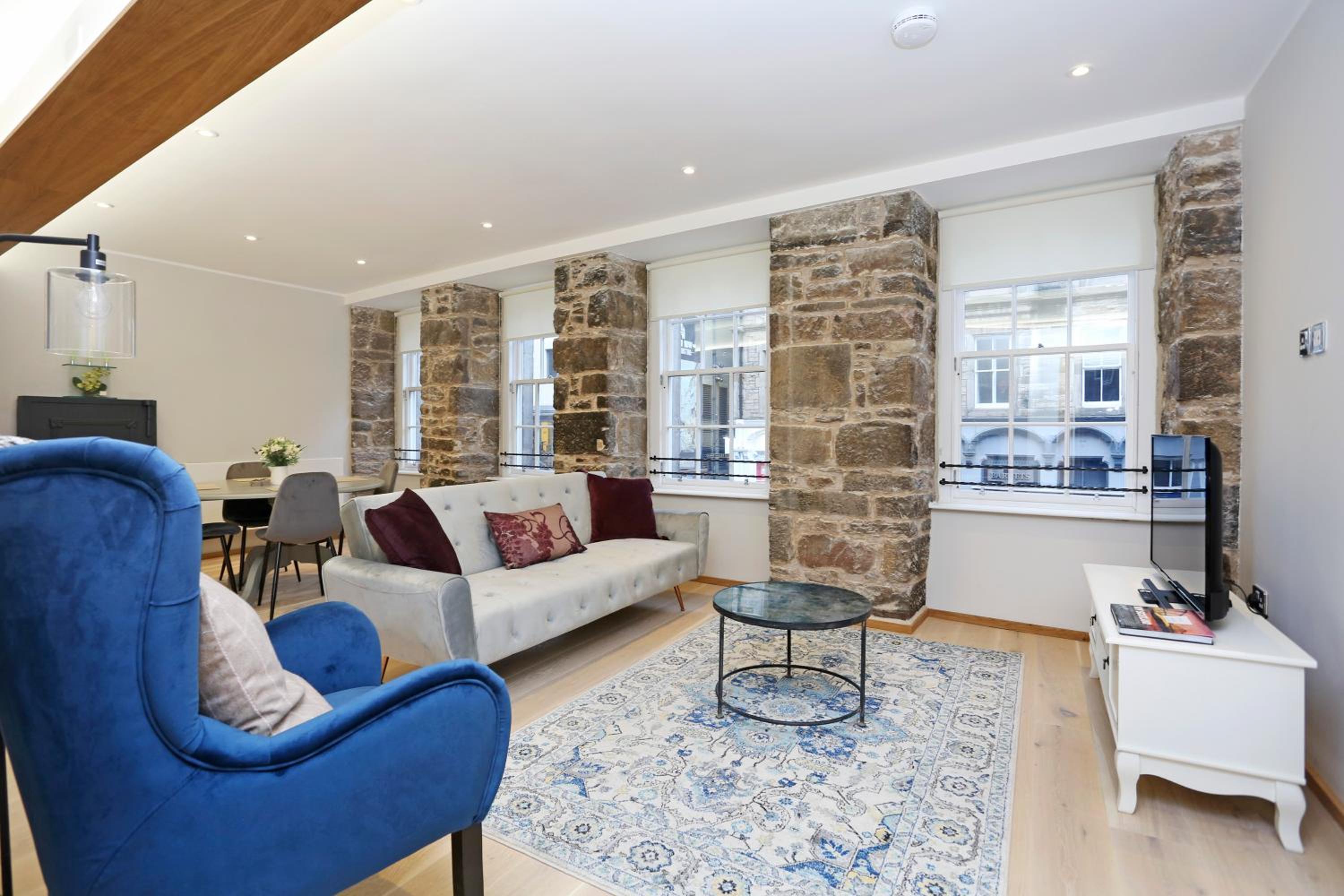 JOIVY Beautiful 2 bed flat on the Royal Mile view 2
