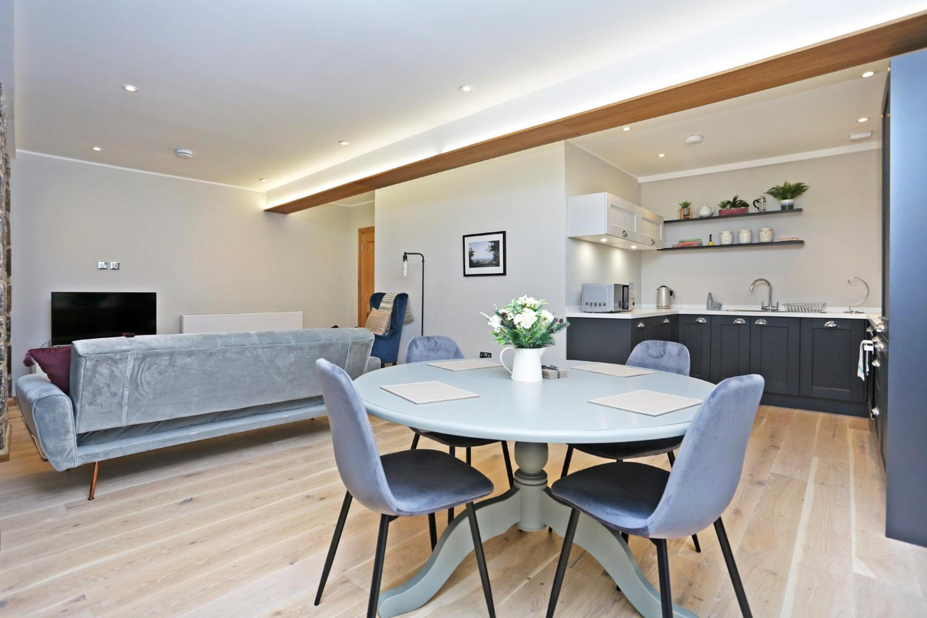 JOIVY Beautiful 2 bed flat on the Royal Mile view 3