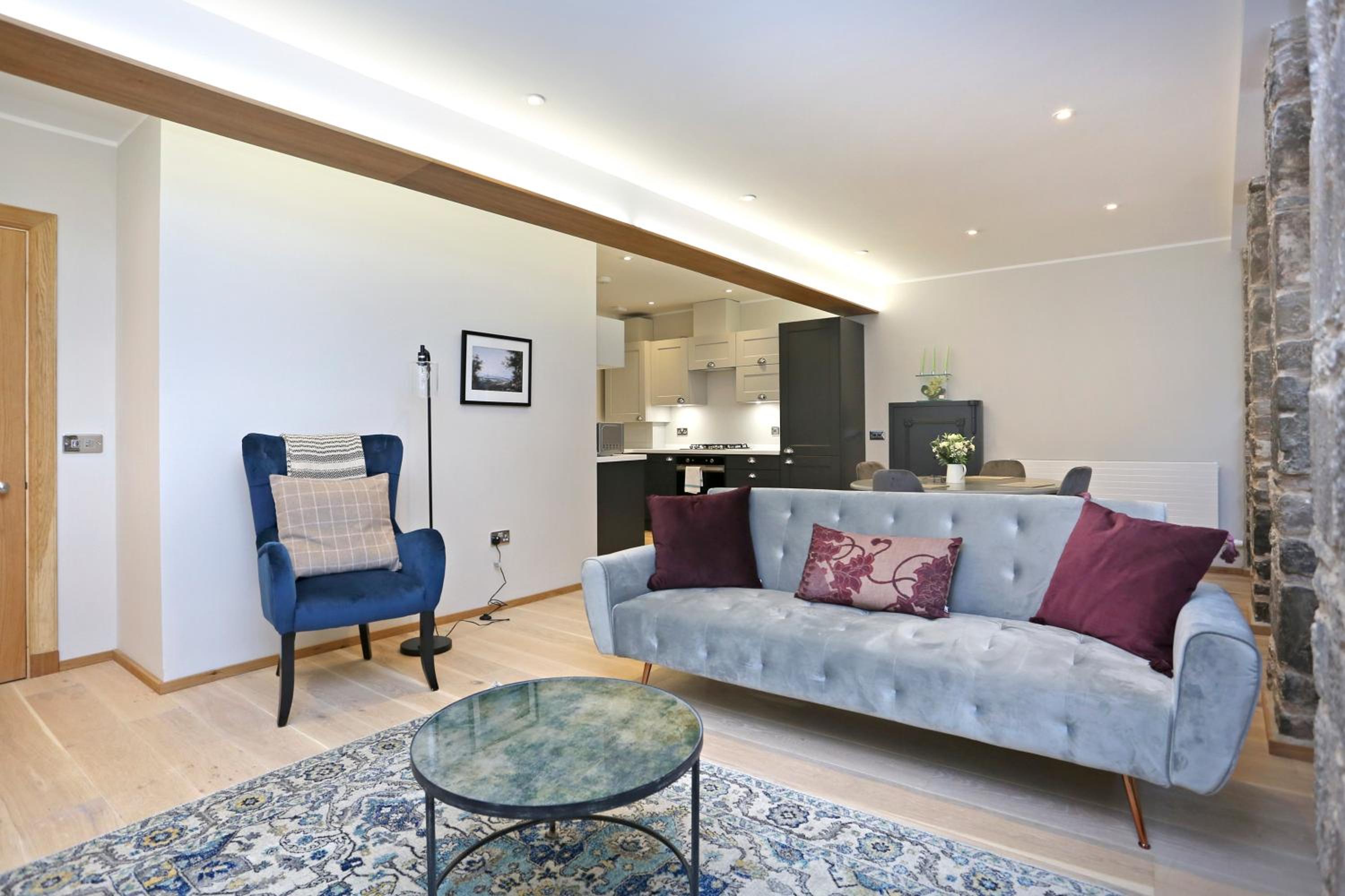 JOIVY Beautiful 2 bed flat on the Royal Mile view 5