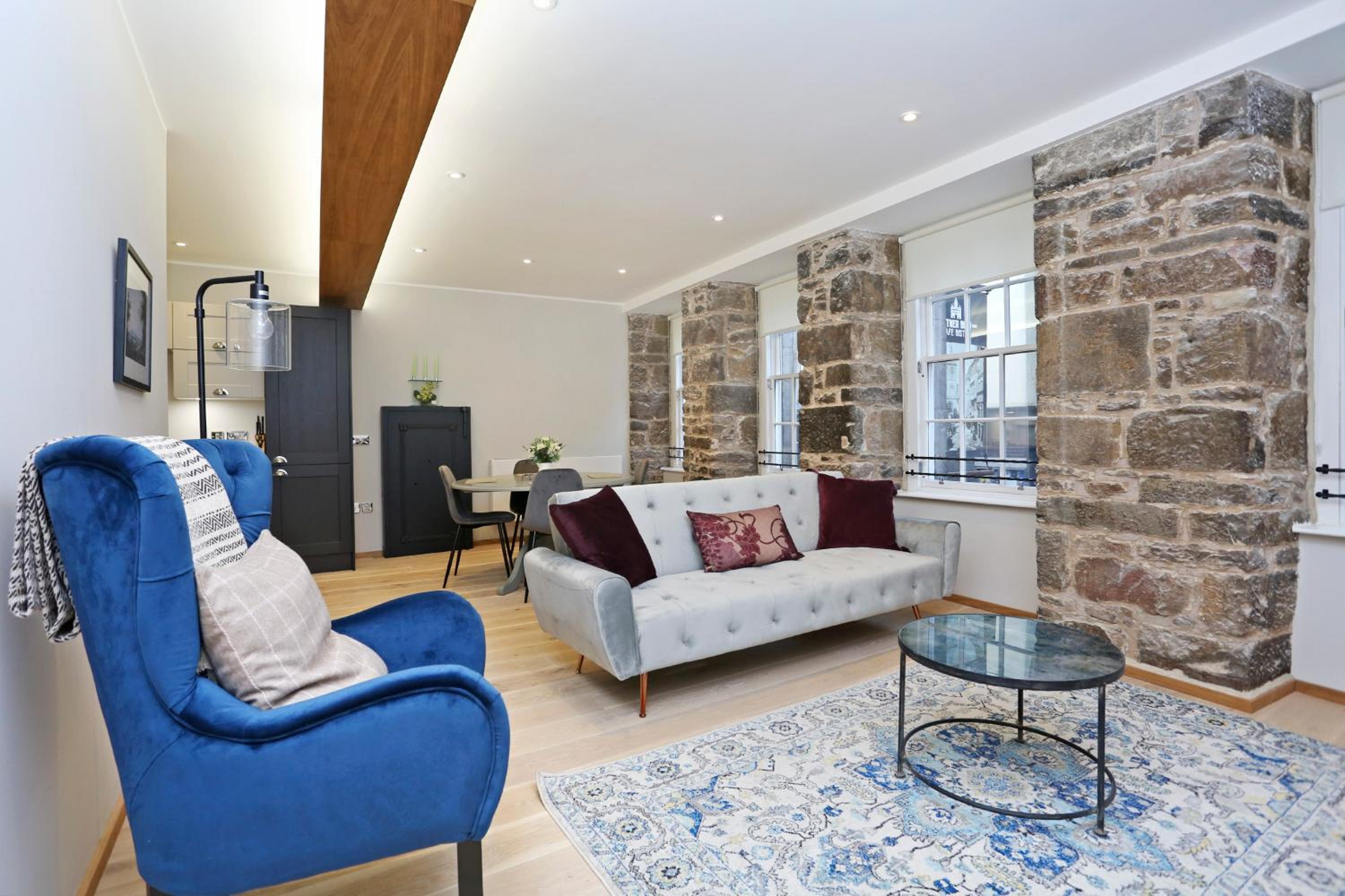 JOIVY Beautiful 2 bed flat on the Royal Mile view 4