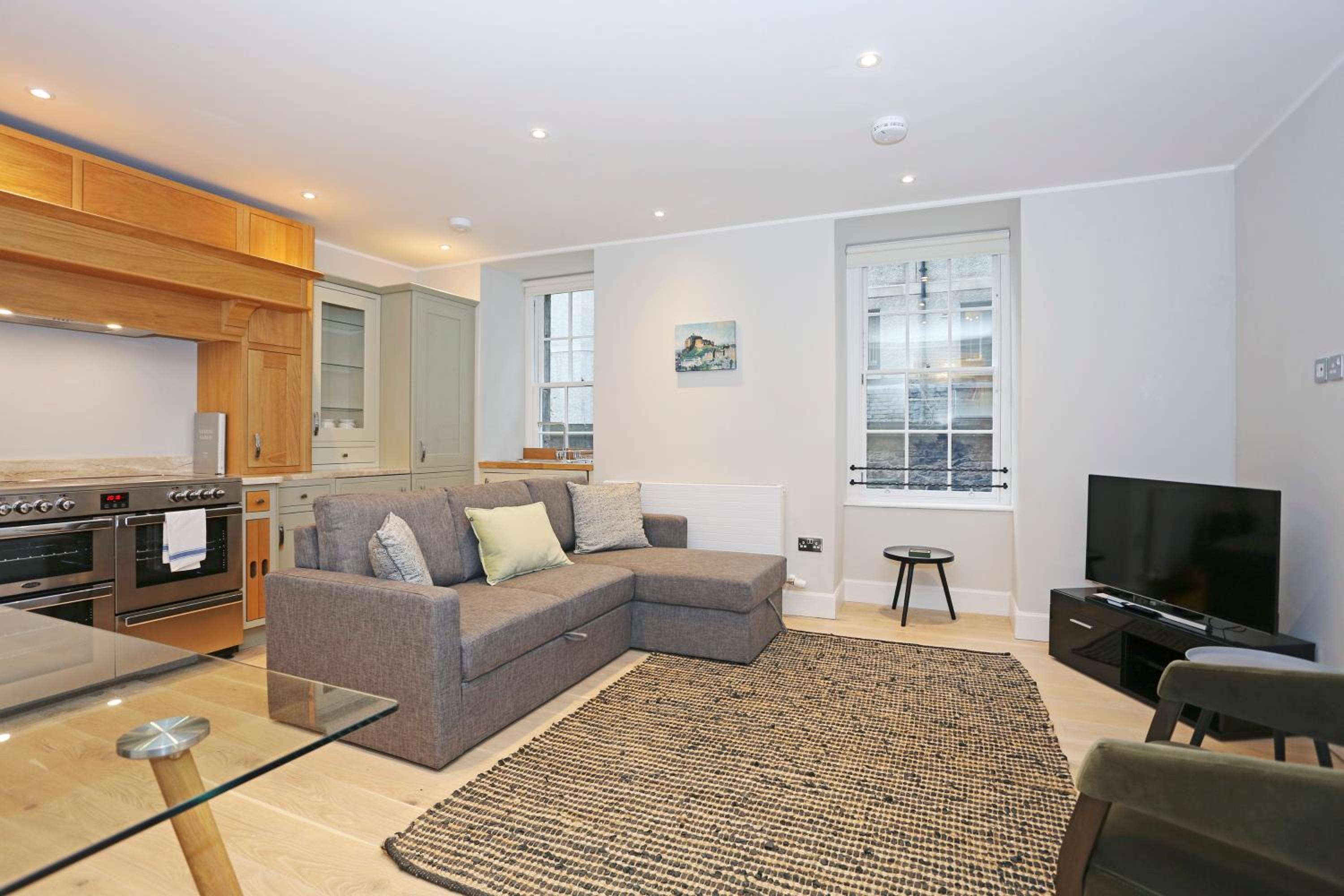 JOIVY Modern and Airy flat on the Historic Royal Mile view 2
