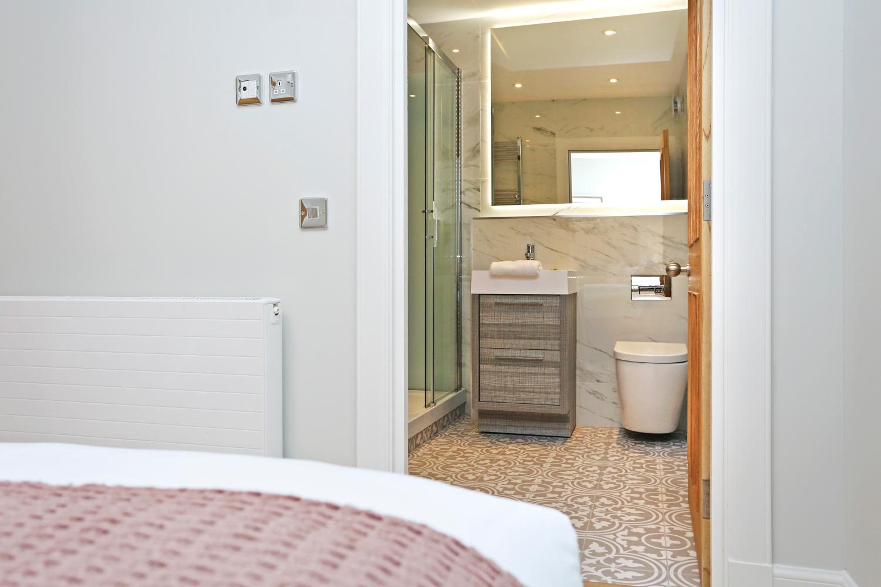 JOIVY Modern and Airy flat on the Historic Royal Mile view 5
