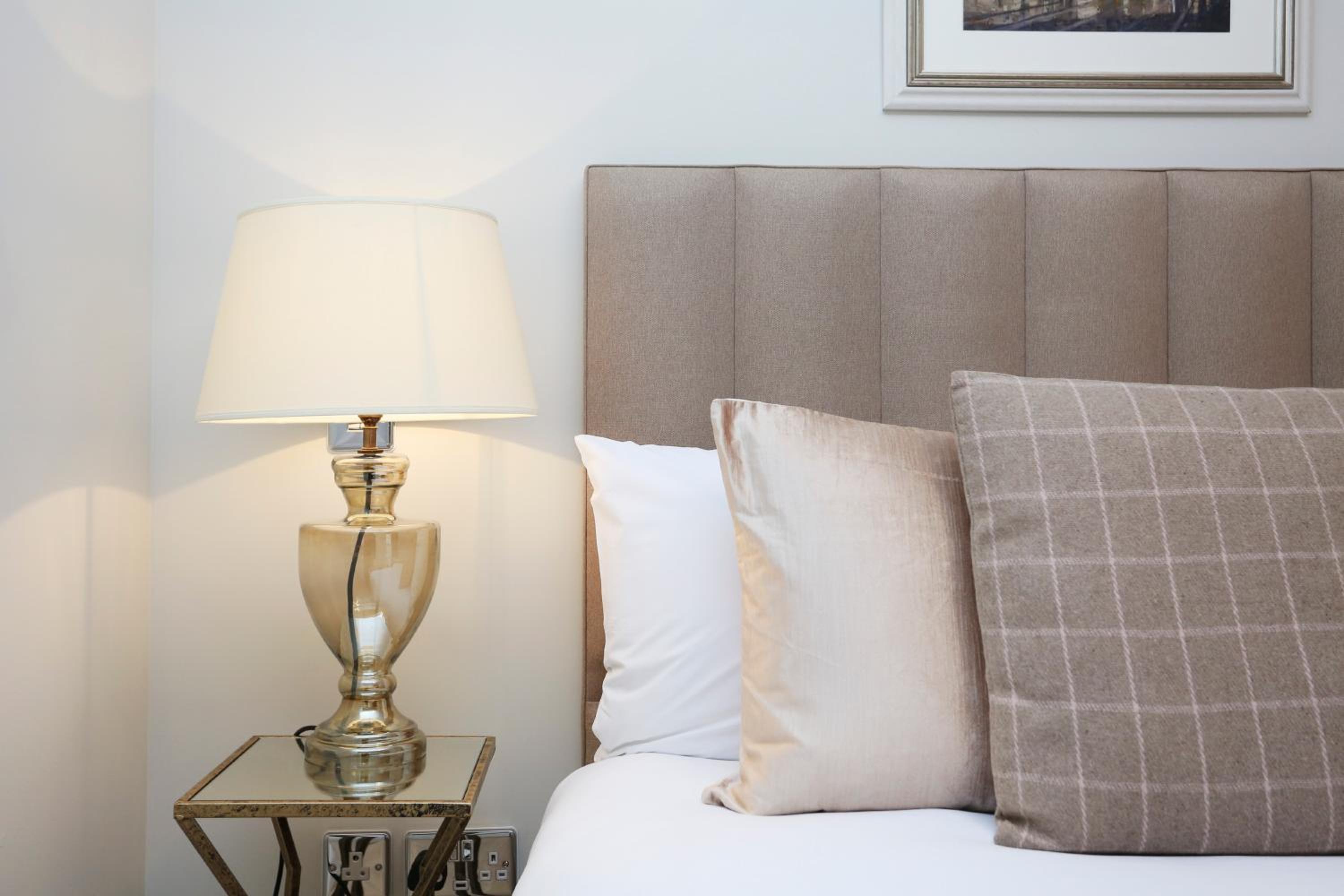 JOIVY Modern and Airy flat on the Historic Royal Mile view 3