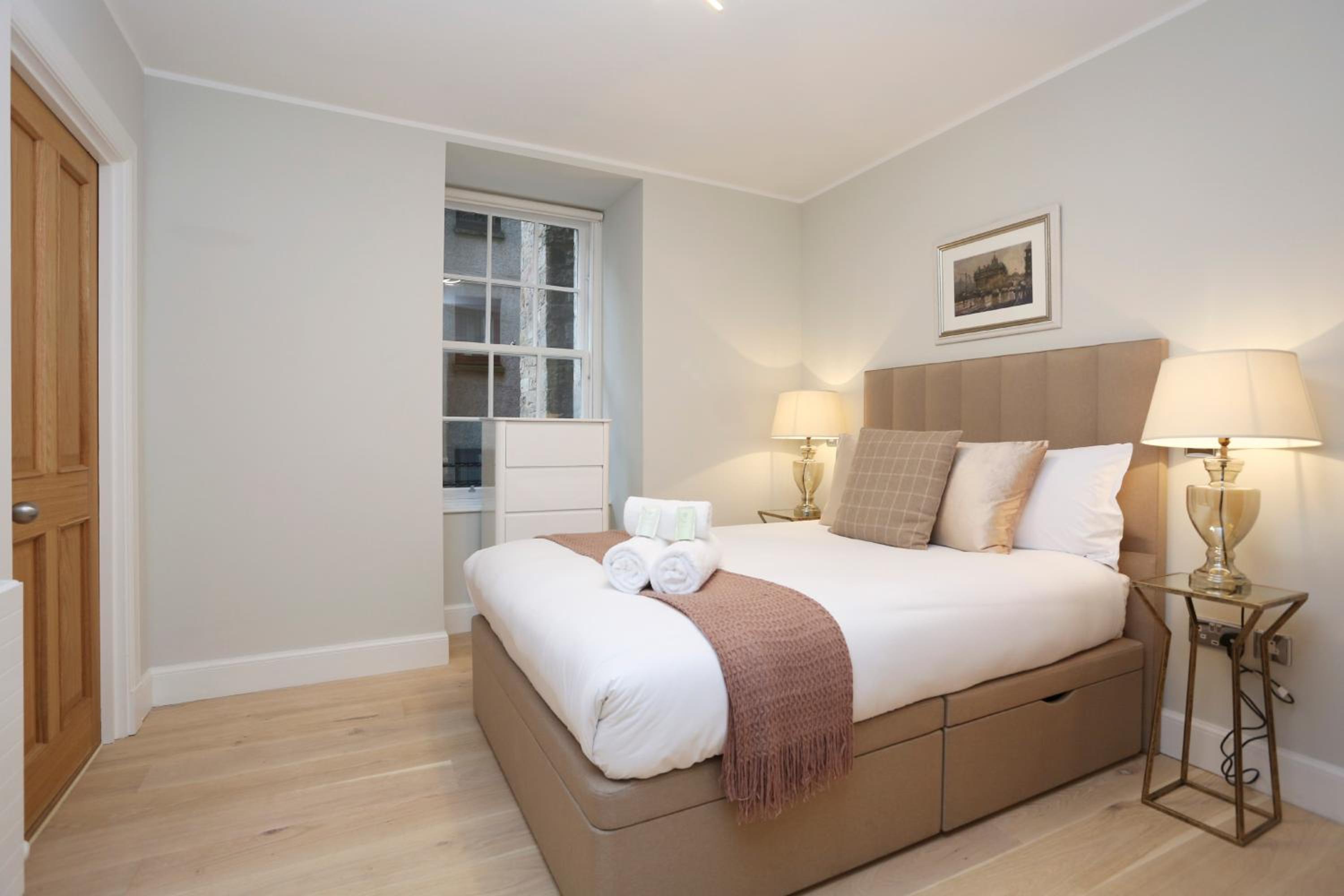 JOIVY Modern and Airy flat on the Historic Royal Mile view 4