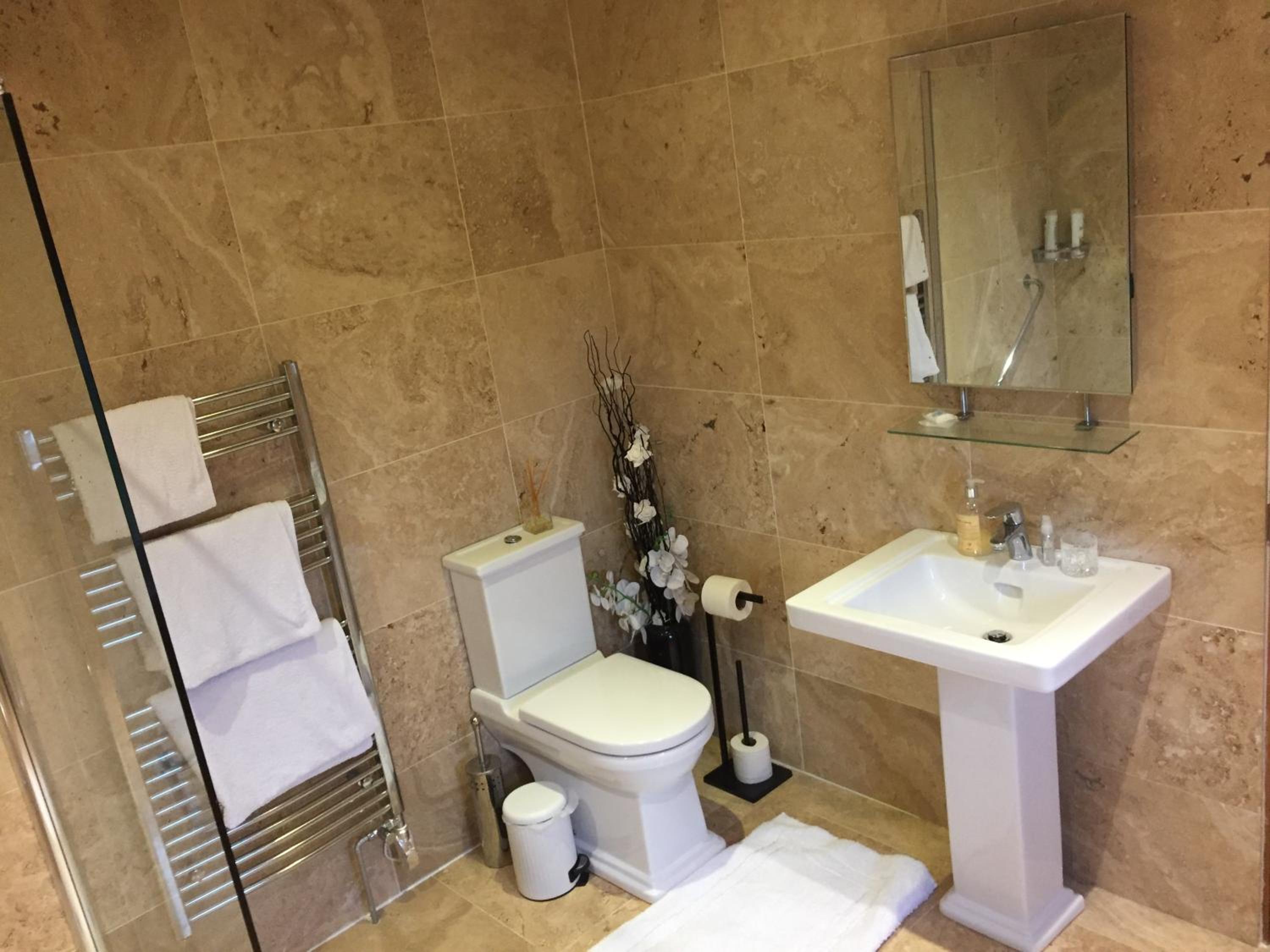 Brackfield House Super king bed ,Single Free parking wifi view 3