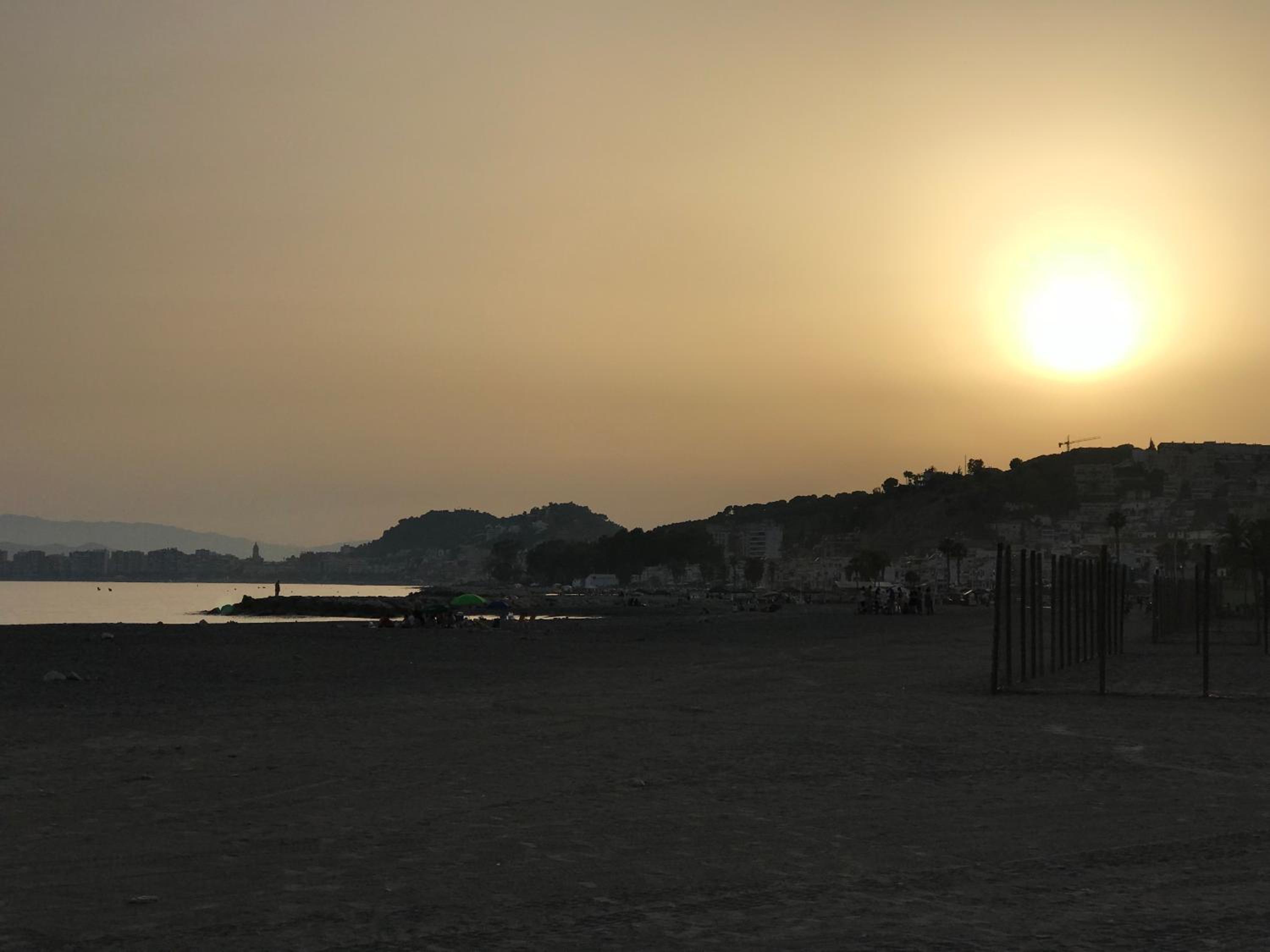 Malaga Beach House, 2 city bikes, 2 children's bikes, WiFi, BIG terrace, BBQ, Family, Childfriendly