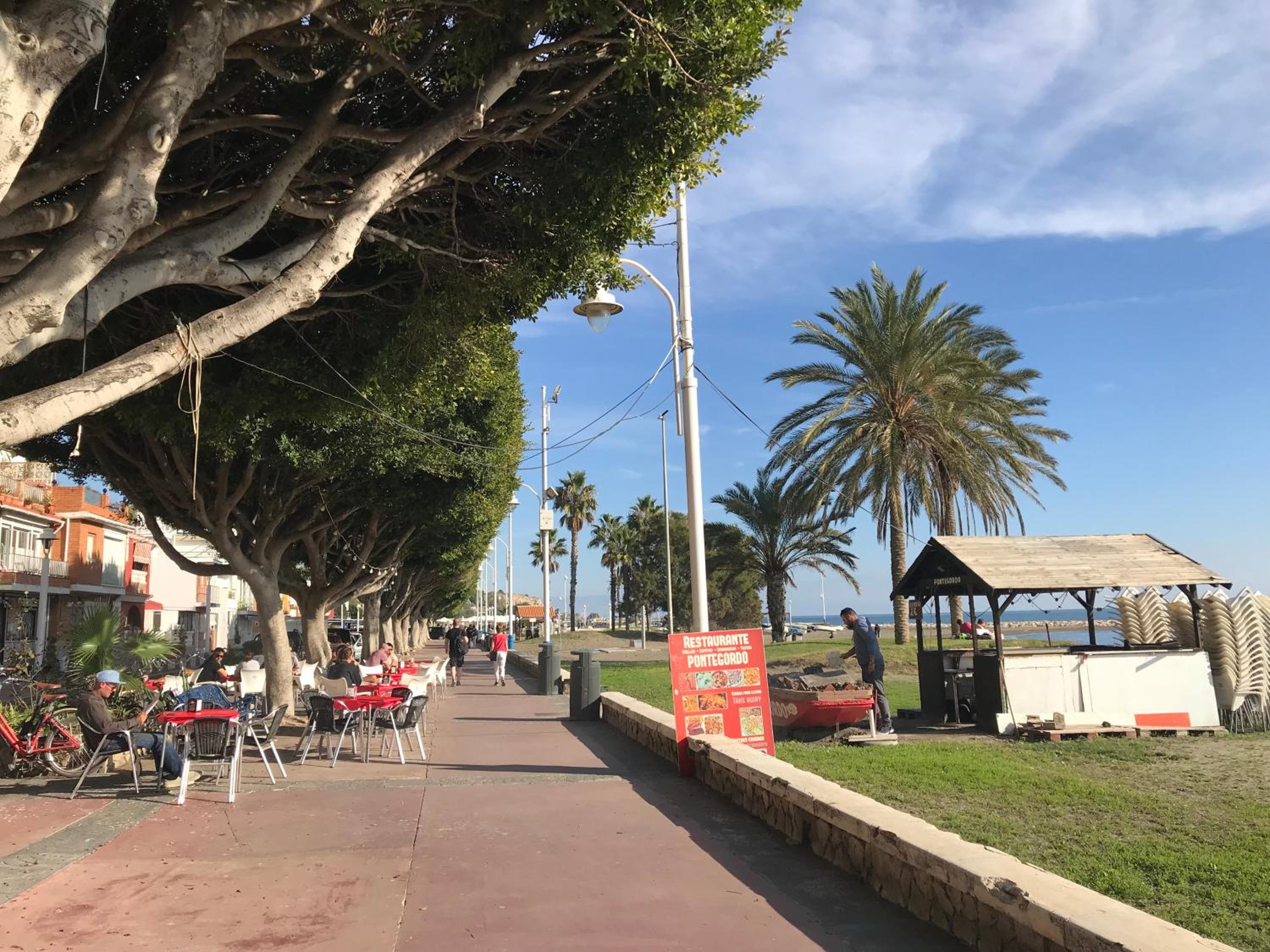 Malaga Beach House, 2 city bikes, 2 children's bikes, WiFi, BIG terrace, BBQ, Family, Childfriendly