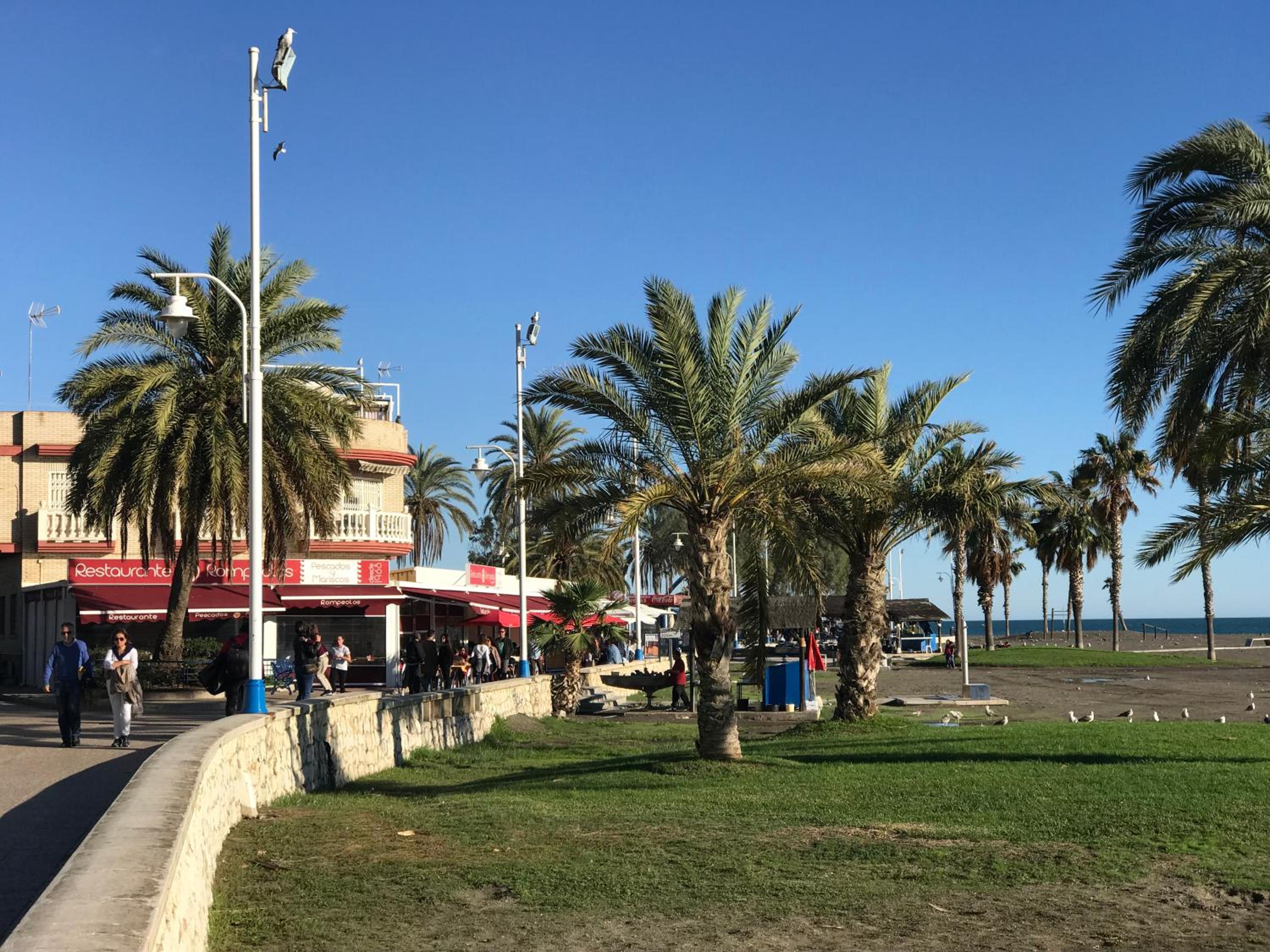 Malaga Beach House, 2 city bikes, 2 children's bikes, WiFi, BIG terrace, BBQ, Family, Childfriendly