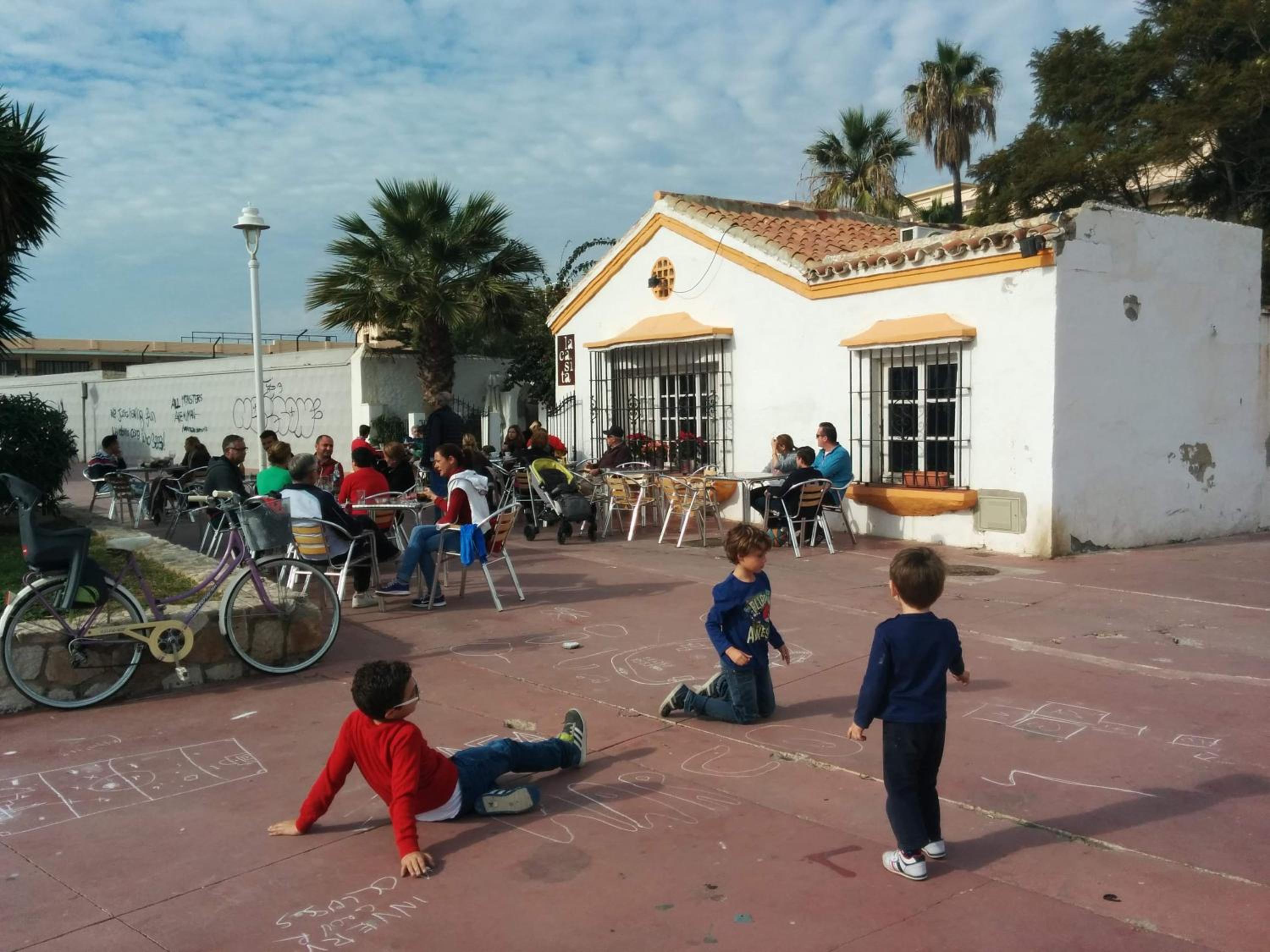 Malaga Beach House, 2 city bikes, 2 children's bikes, WiFi, BIG terrace, BBQ, Family, Childfriendly