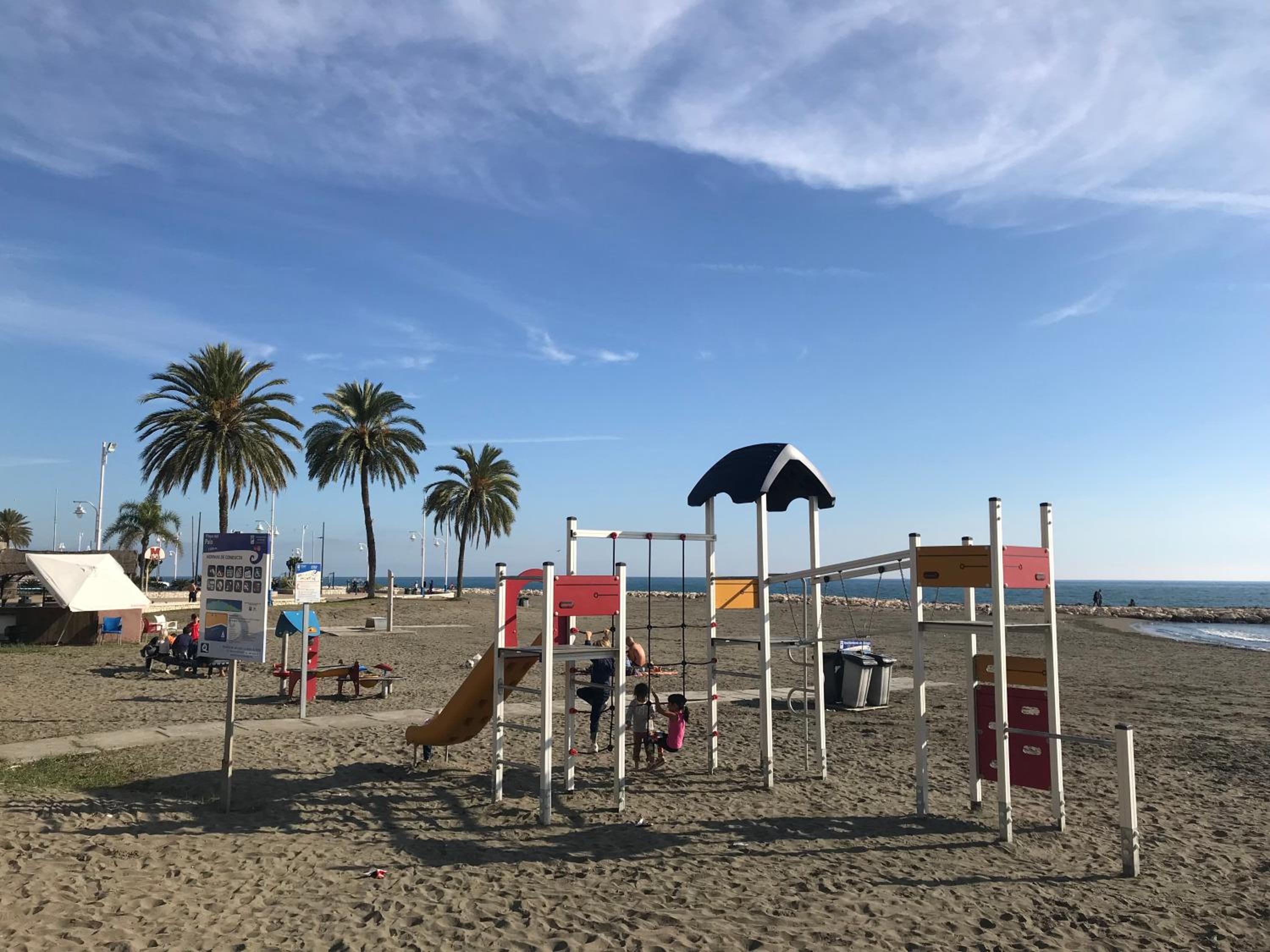 Malaga Beach House, 2 city bikes, 2 children's bikes, WiFi, BIG terrace, BBQ, Family, Childfriendly