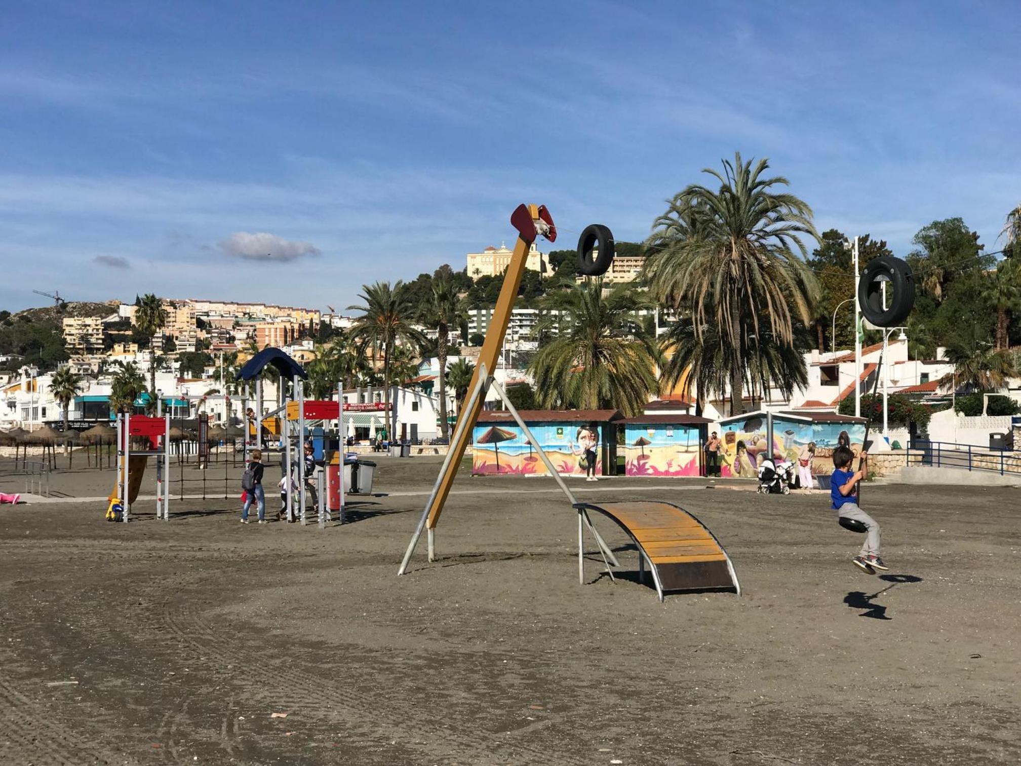 Malaga Beach House, 2 city bikes, 2 children's bikes, WiFi, BIG terrace, BBQ, Family, Childfriendly