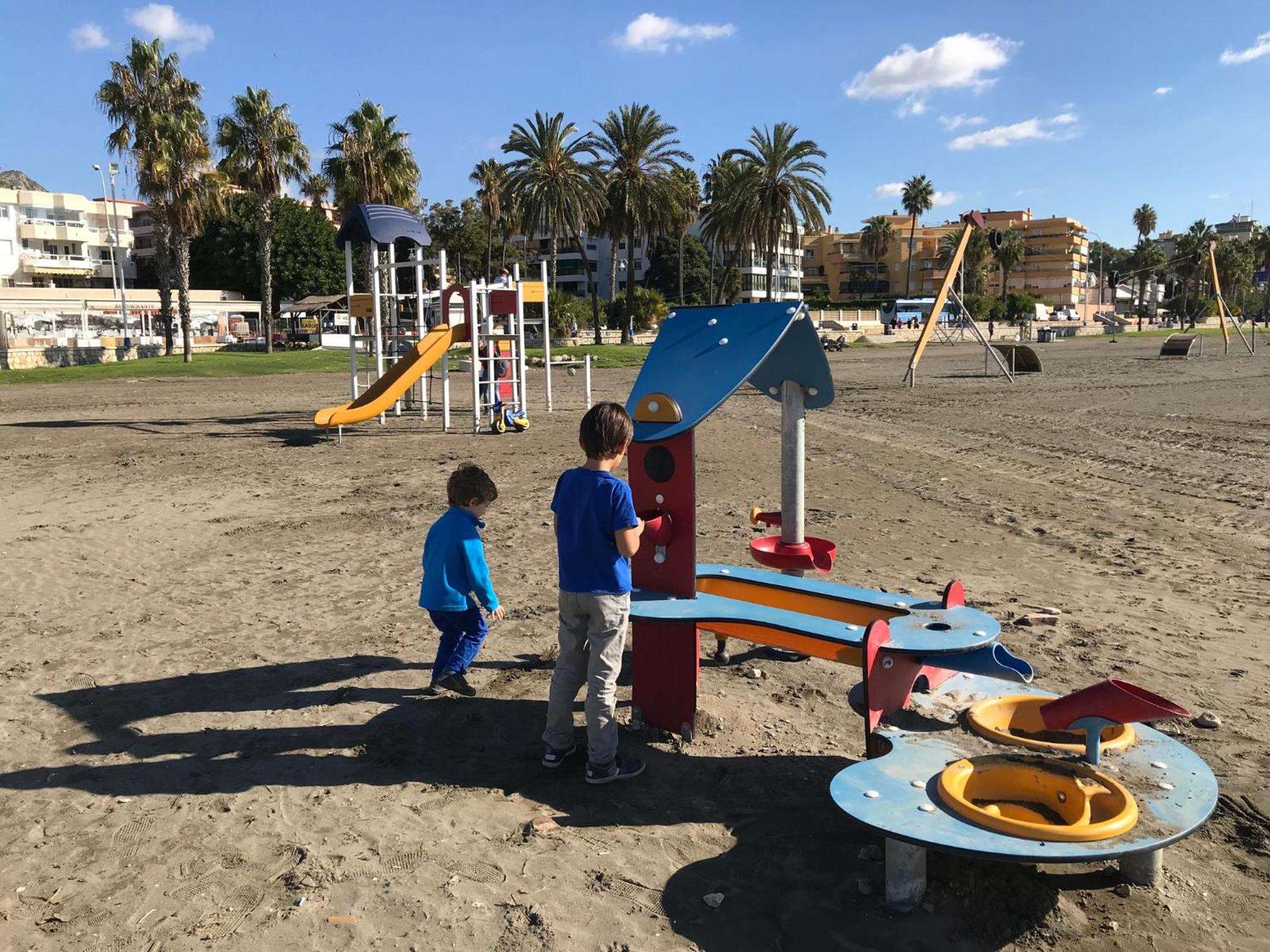 Malaga Beach House, 2 city bikes, 2 children's bikes, WiFi, BIG terrace, BBQ, Family, Childfriendly