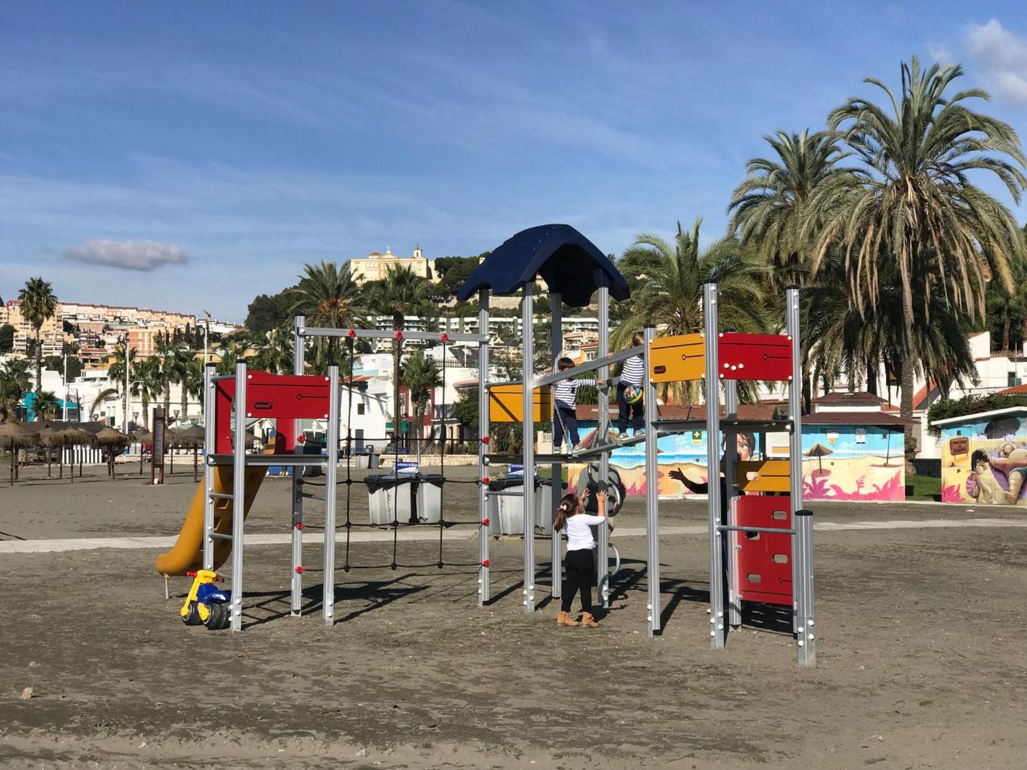 Malaga Beach House, 2 city bikes, 2 children's bikes, WiFi, BIG terrace, BBQ, Family, Childfriendly