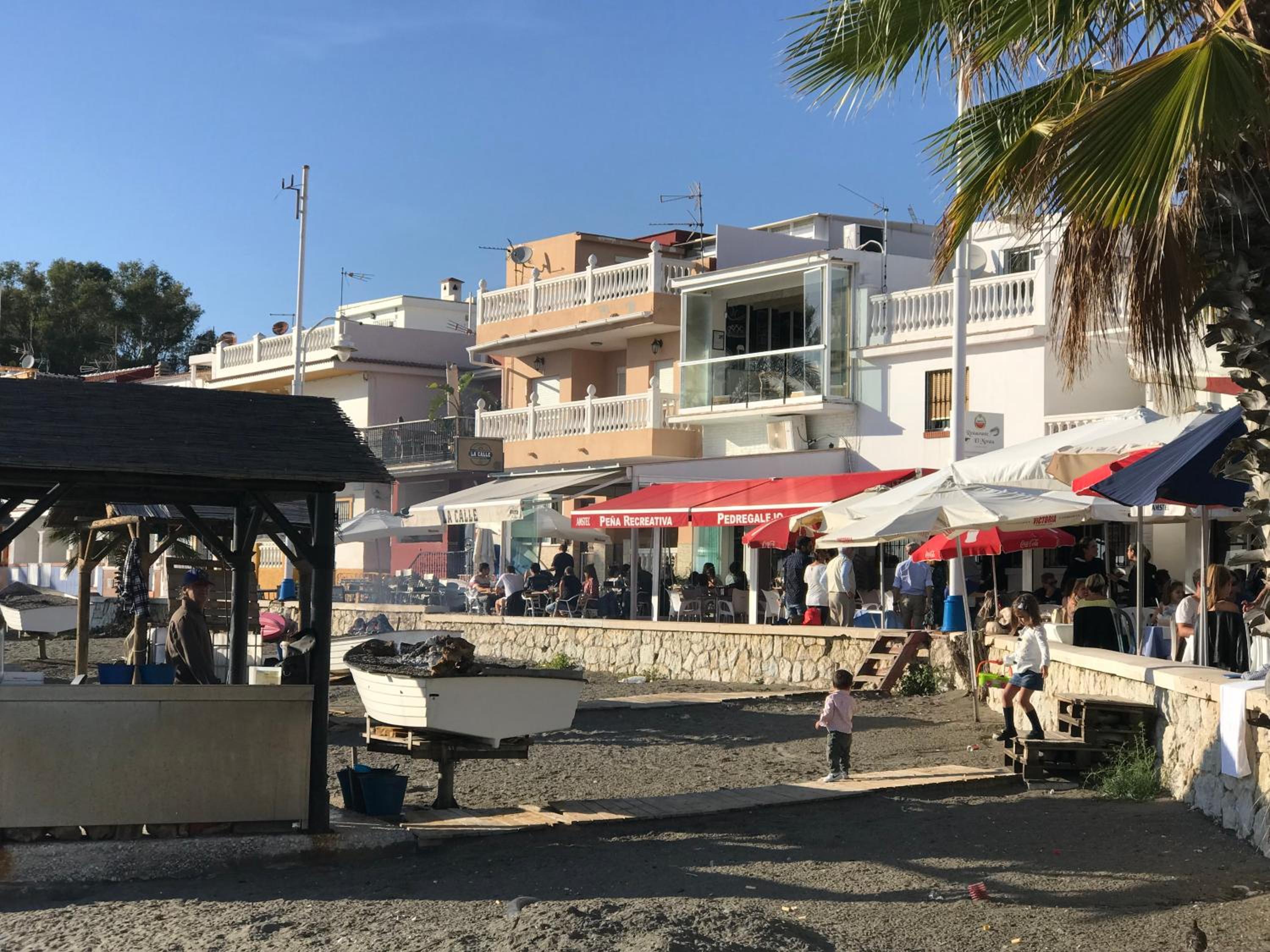 Malaga Beach House, 2 city bikes, 2 children's bikes, WiFi, BIG terrace, BBQ, Family, Childfriendly