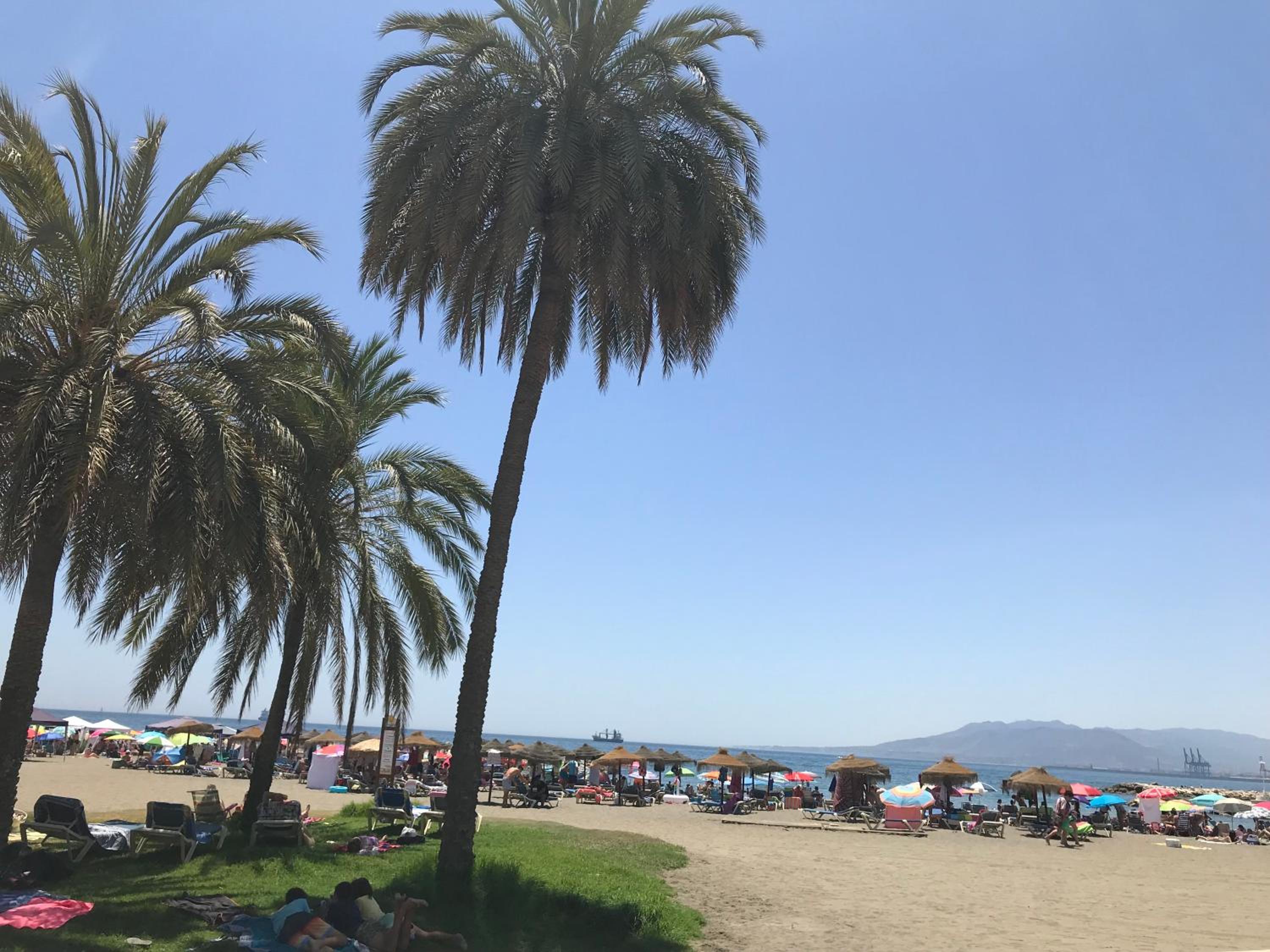 Malaga Beach House, 2 city bikes, 2 children's bikes, WiFi, BIG terrace, BBQ, Family, Childfriendly