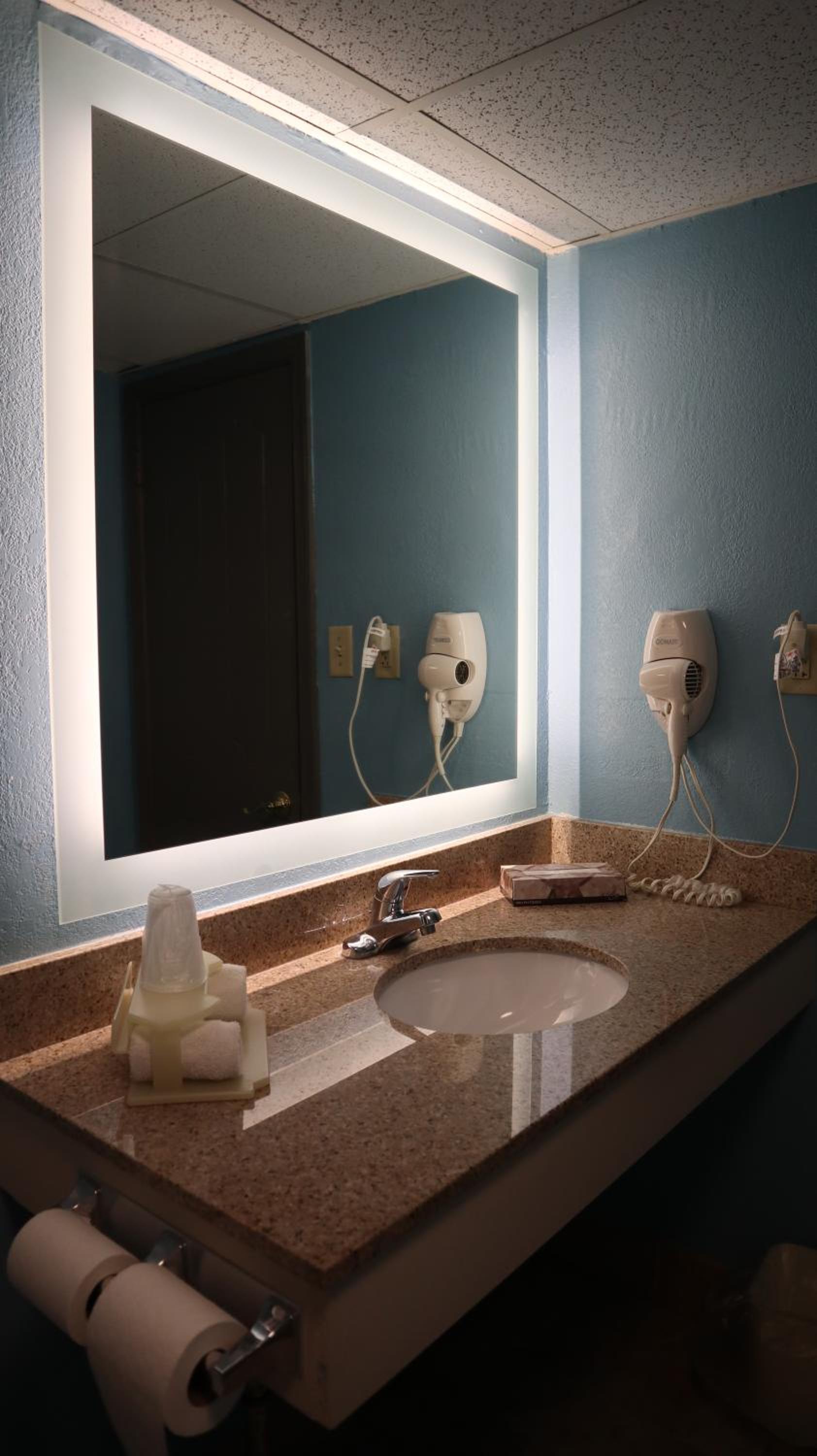 Airport Waterfront Inn - Property Image 4