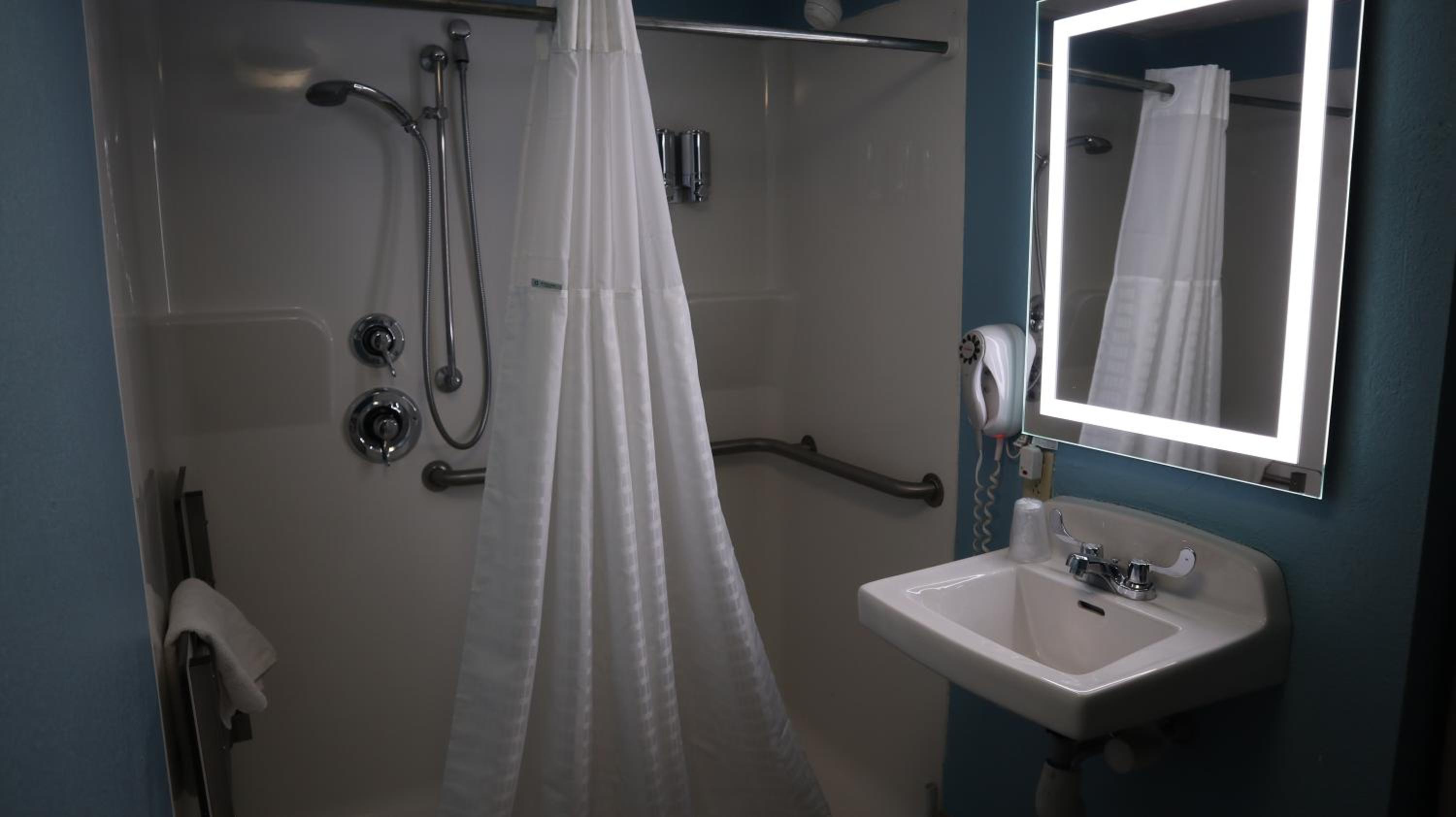 Airport Waterfront Inn - Property Image 20