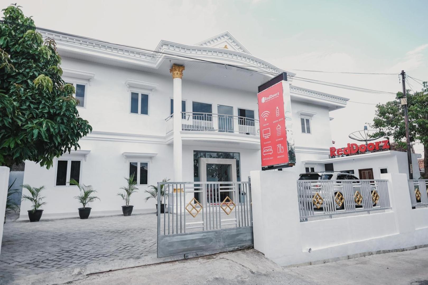 Hotel RedDoorz Syariah near Transmart Lampung - Image 1