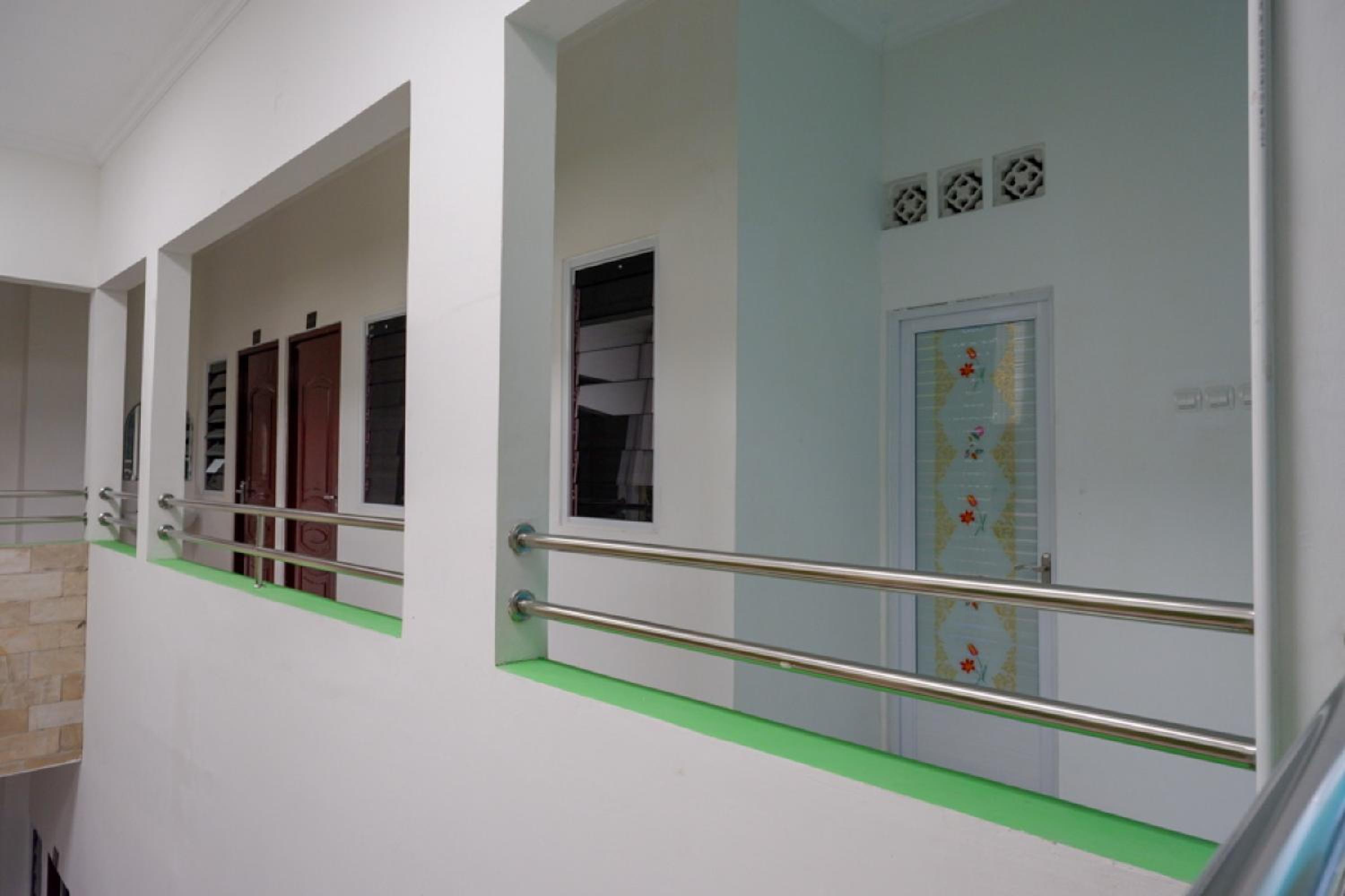 RedDoorz Hostel near Kota Lama Semarang view 3
