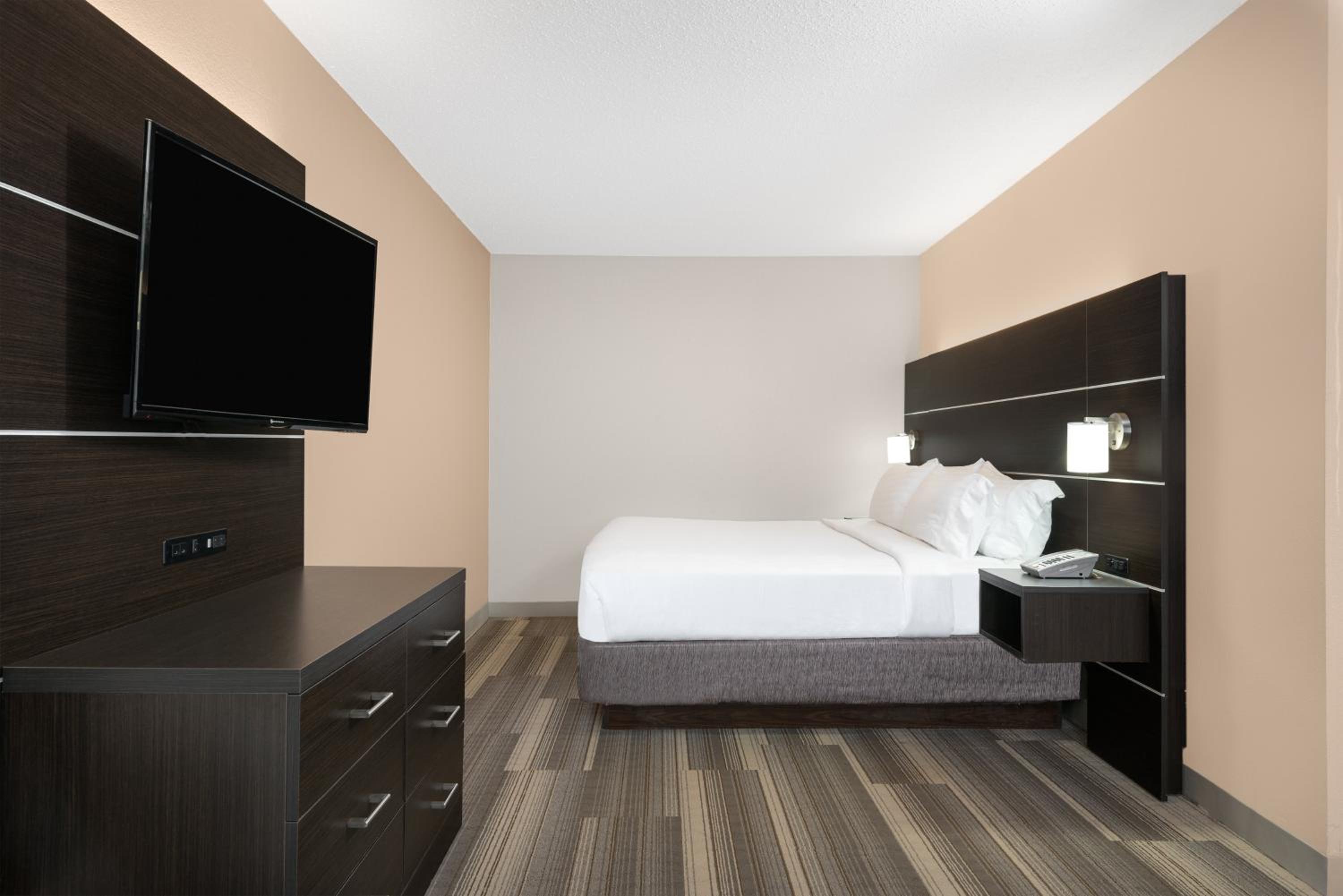 Hillsville Vacations - Holiday Inn Express Hillsville, an IHG Hotel - Property Image 1