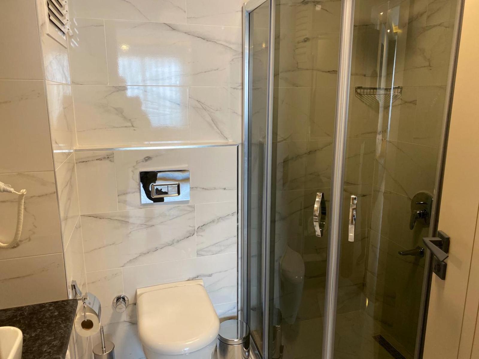 Golden World Suite Hotel - Image 64