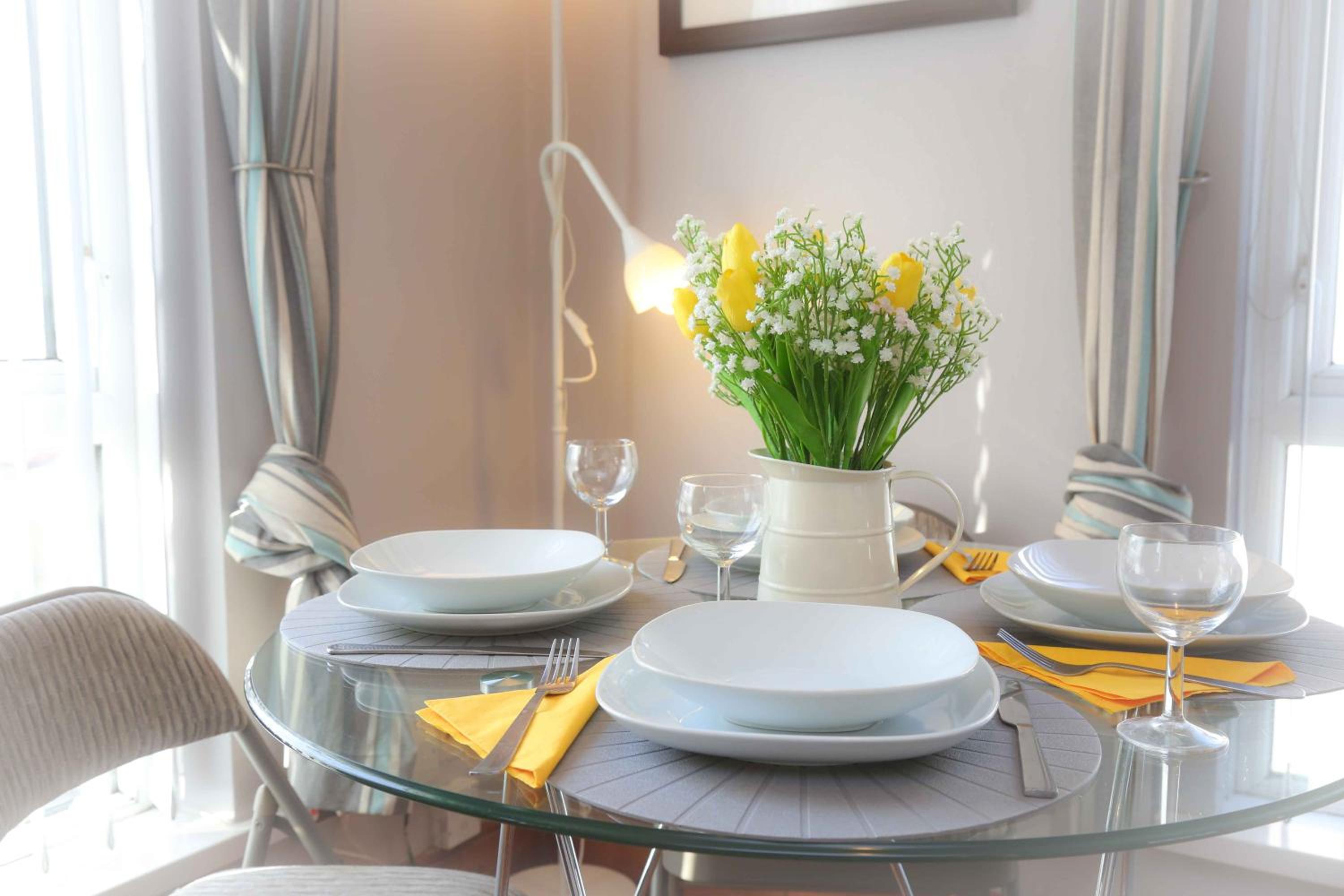 Perfect Central City Location - Parking - 4 Beds - 2 Bedrooms