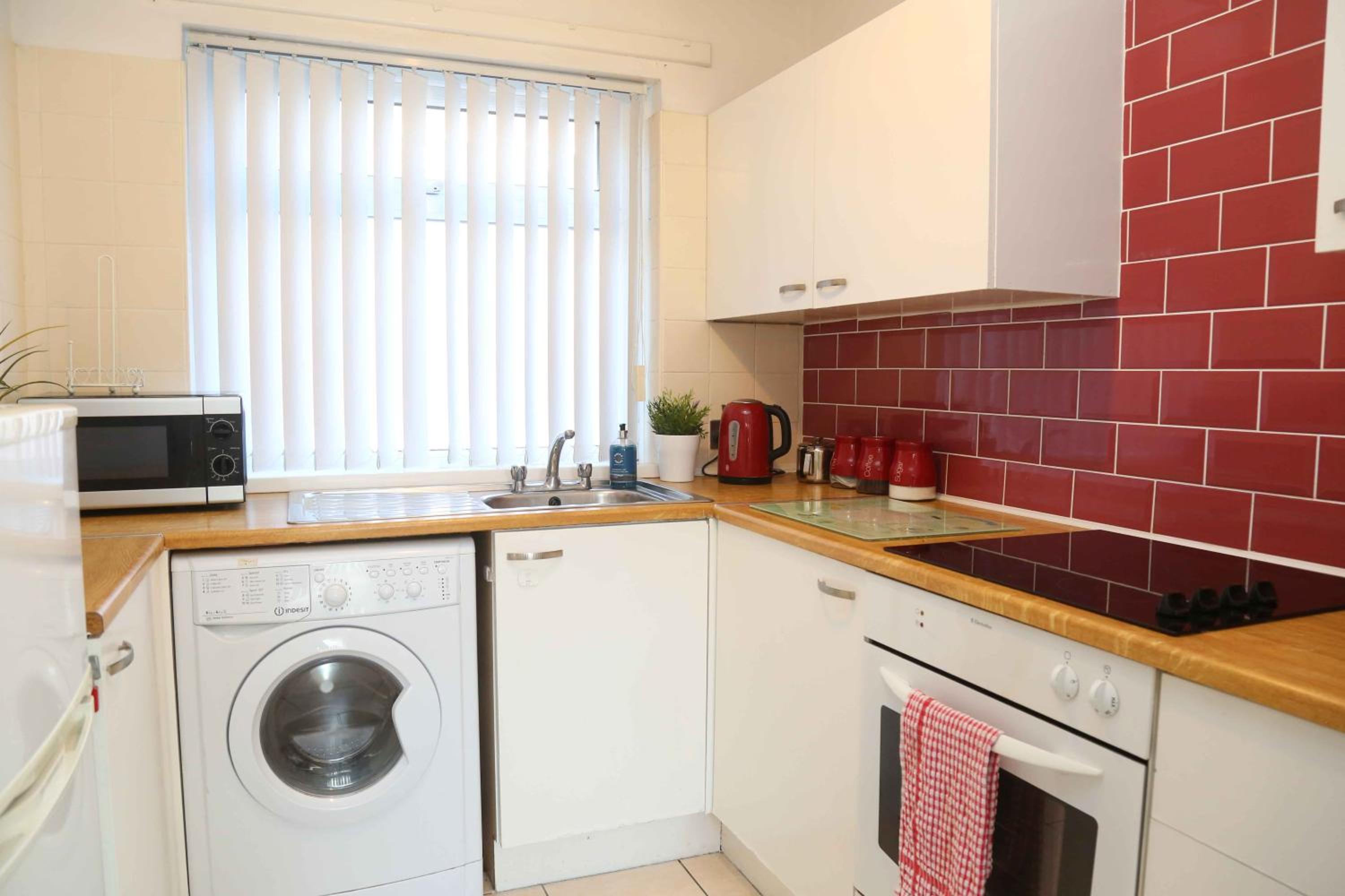 Perfect Central City Location - Parking - 4 Beds - 2 Bedrooms