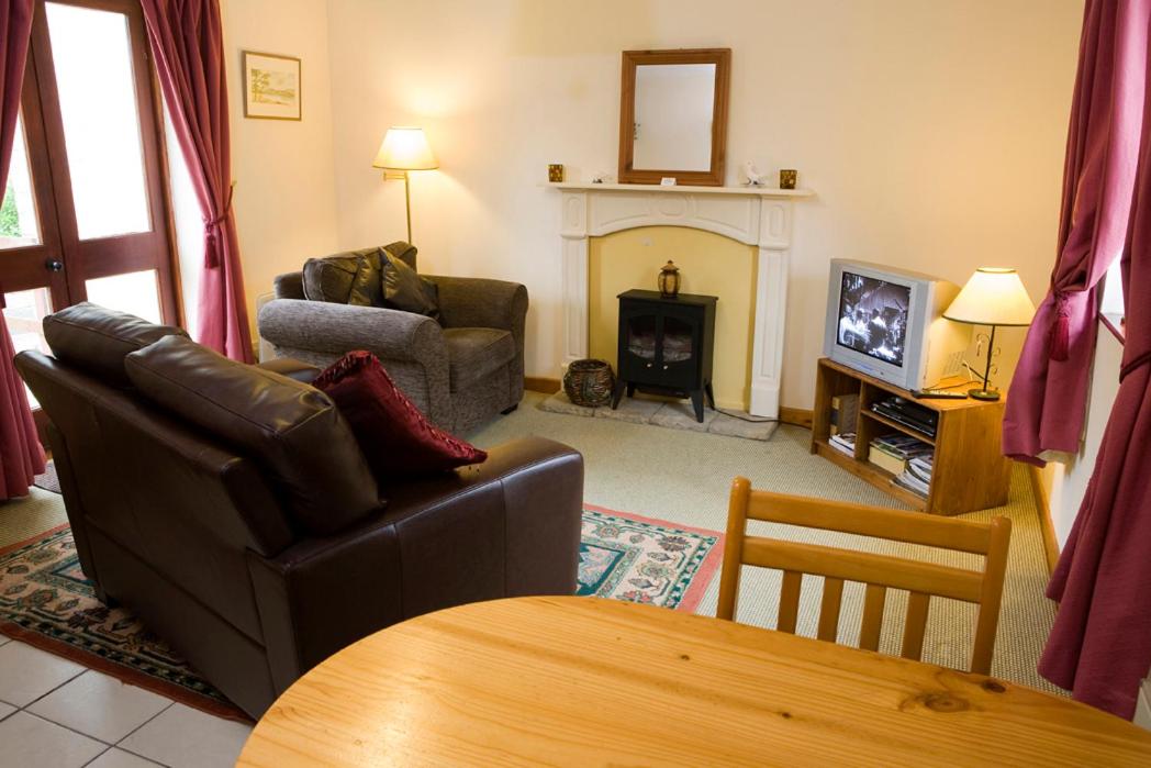 Nethercote Cottage, Kingsize bed, Seven Springs Cottages view 4