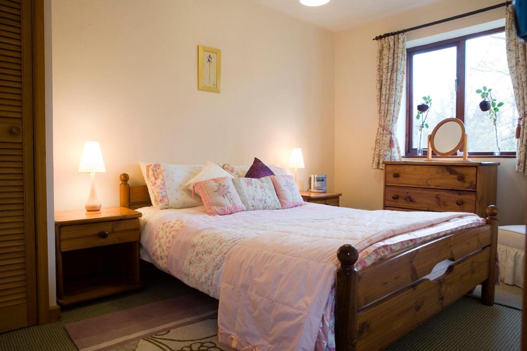 Nethercote Cottage, Kingsize bed, Seven Springs Cottages view 3