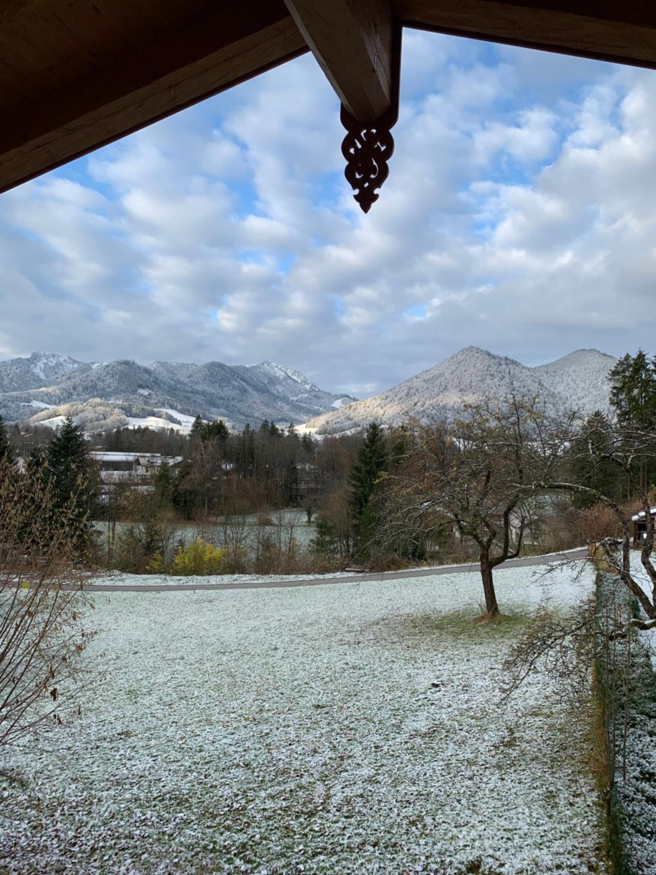 BERGSUCHT-Ruhpolding, Traumlage am sonnigen Südhang, kostenlose Parkplätze, schnelles WLAN, ruhige Sackgasse, NETFLIX inklusive