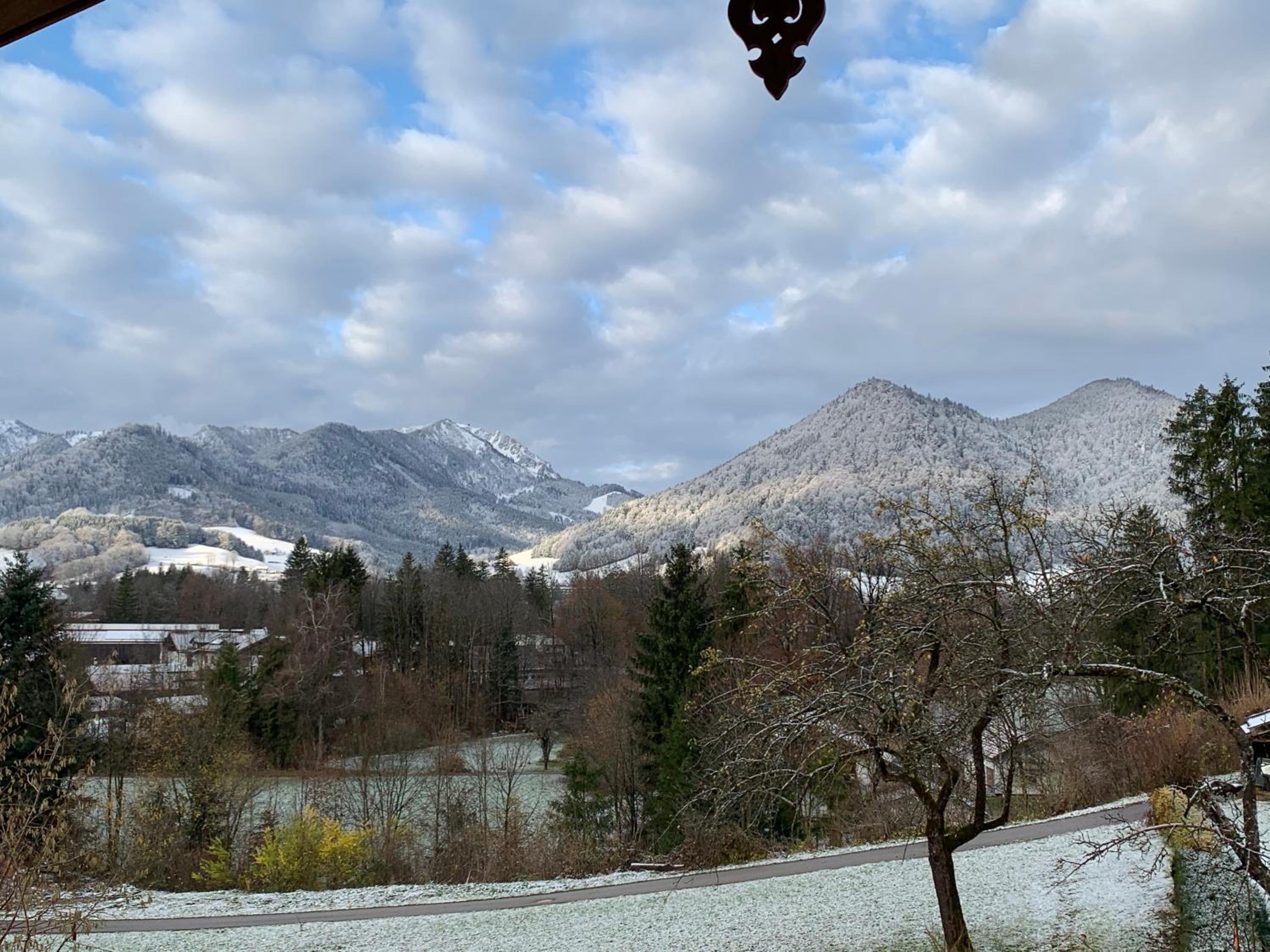 BERGSUCHT-Ruhpolding, Traumlage am sonnigen Südhang, kostenlose Parkplätze, schnelles WLAN, ruhige Sackgasse, NETFLIX inklusive