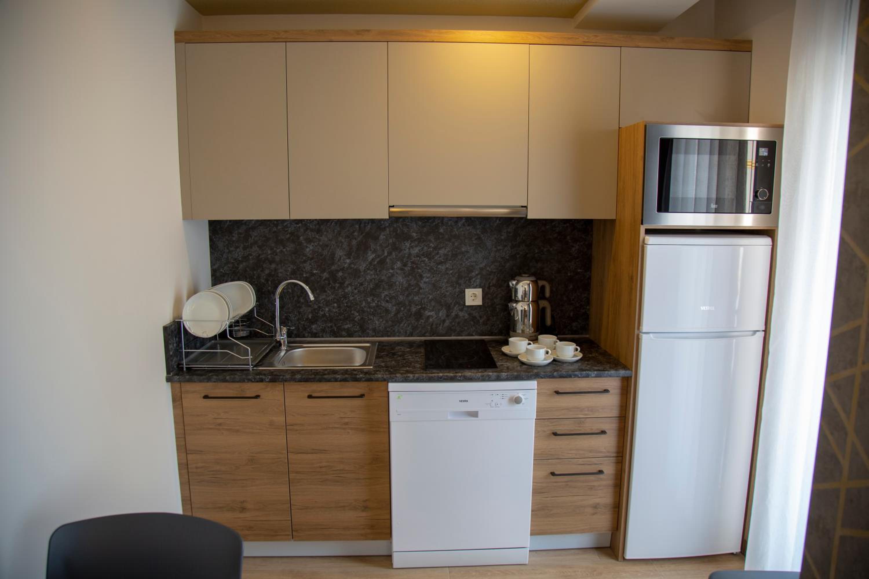 Golden World Suite Hotel - Image 57