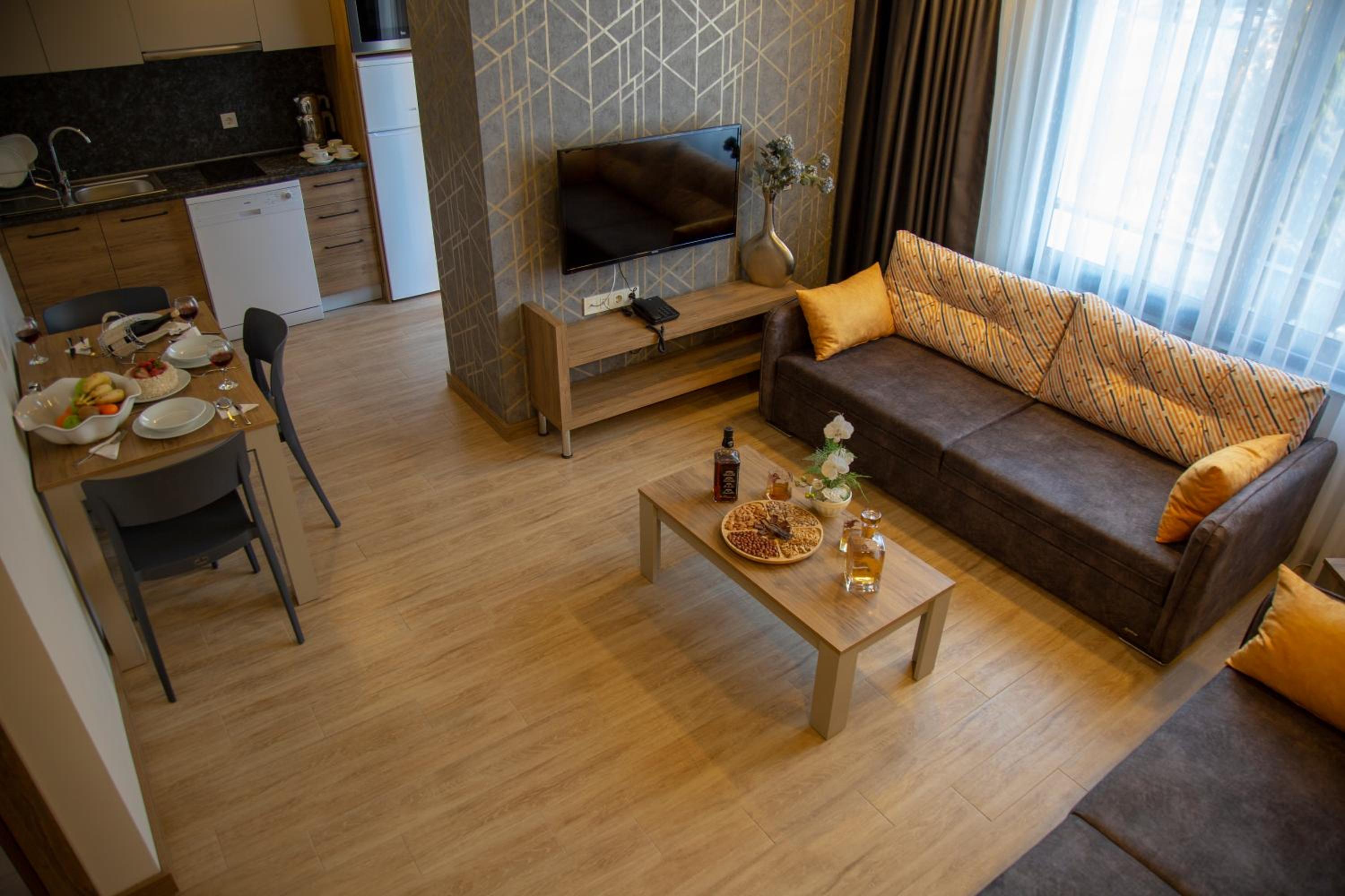 Golden World Suite Hotel - Image 17
