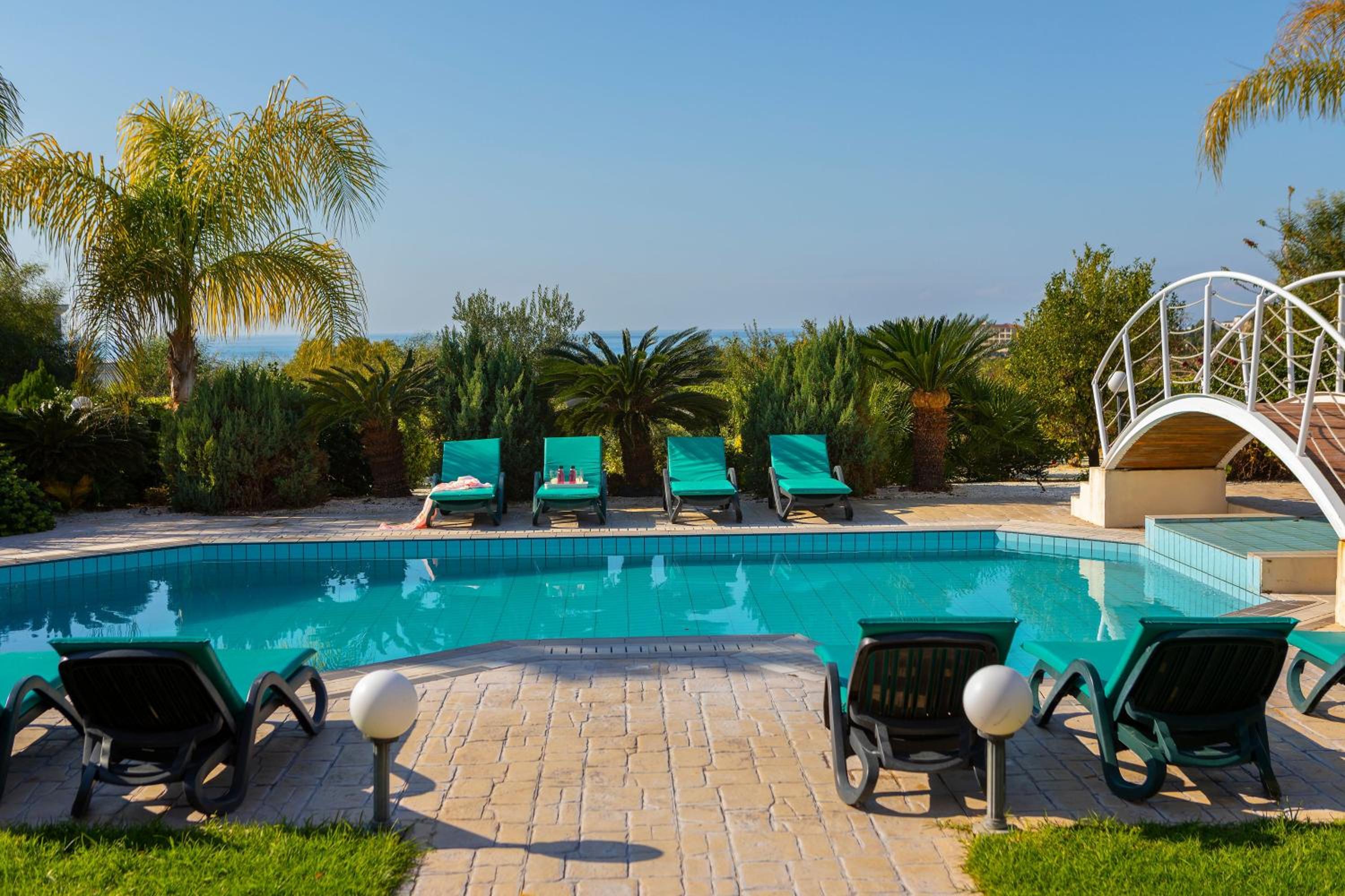 Villa Coral Bay View, walking distance to the beach! view 4