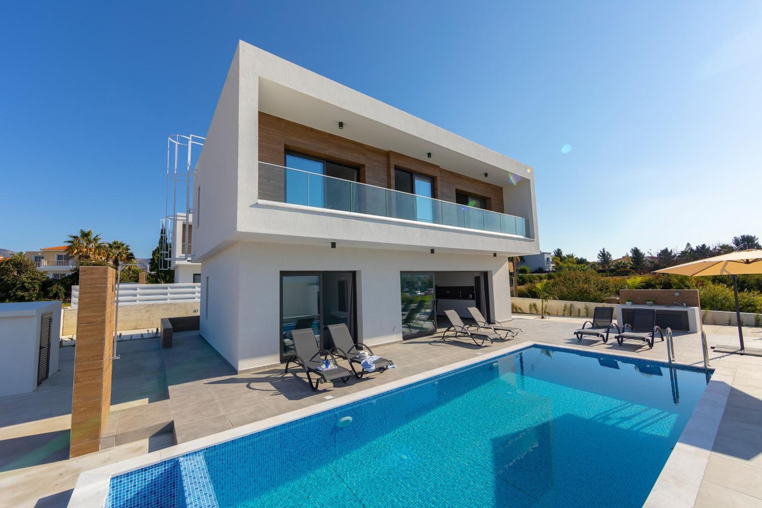 Villa Marlene, walking distance to Coral Beach! view 2