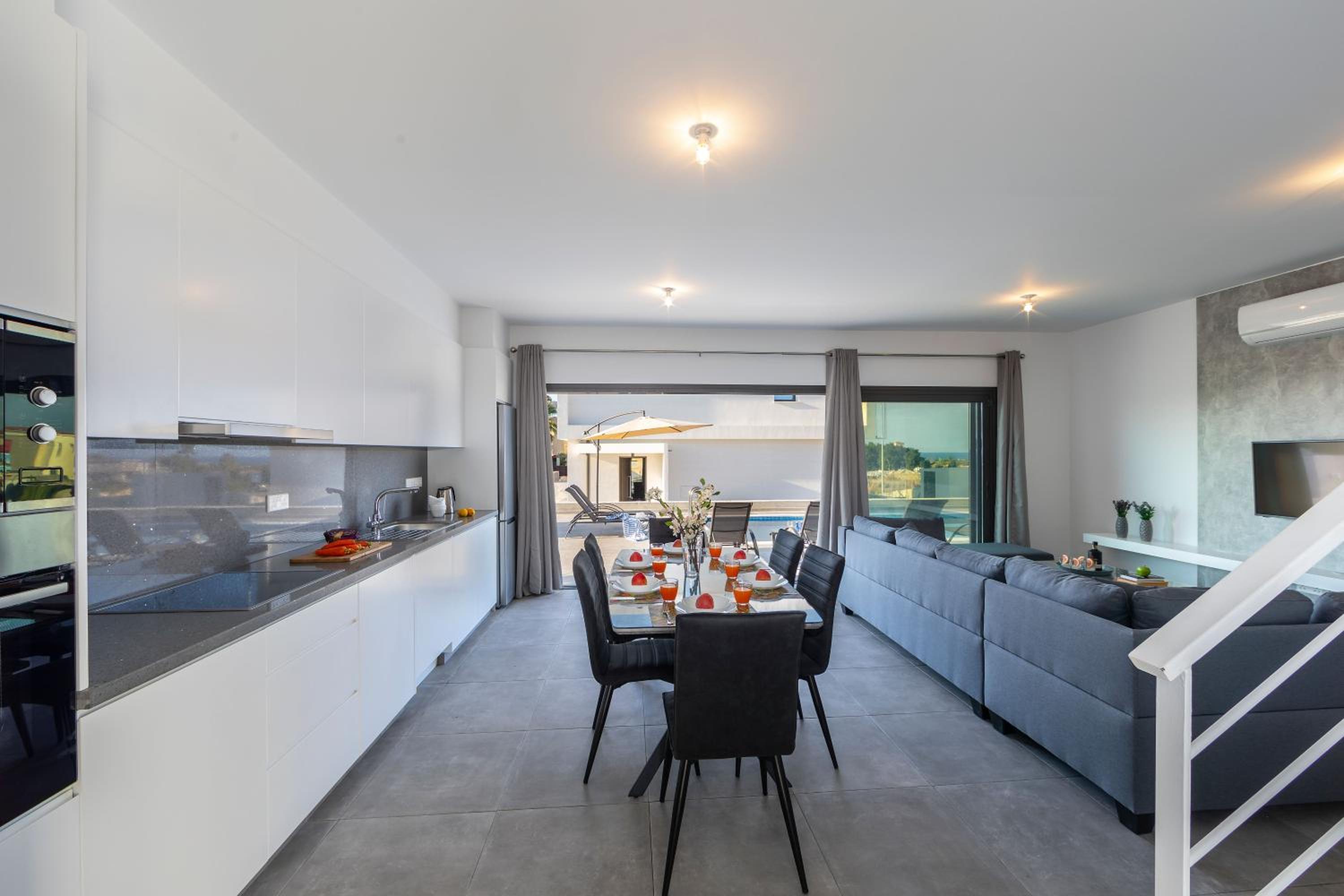 Villa Marlene, walking distance to Coral Beach! view 5