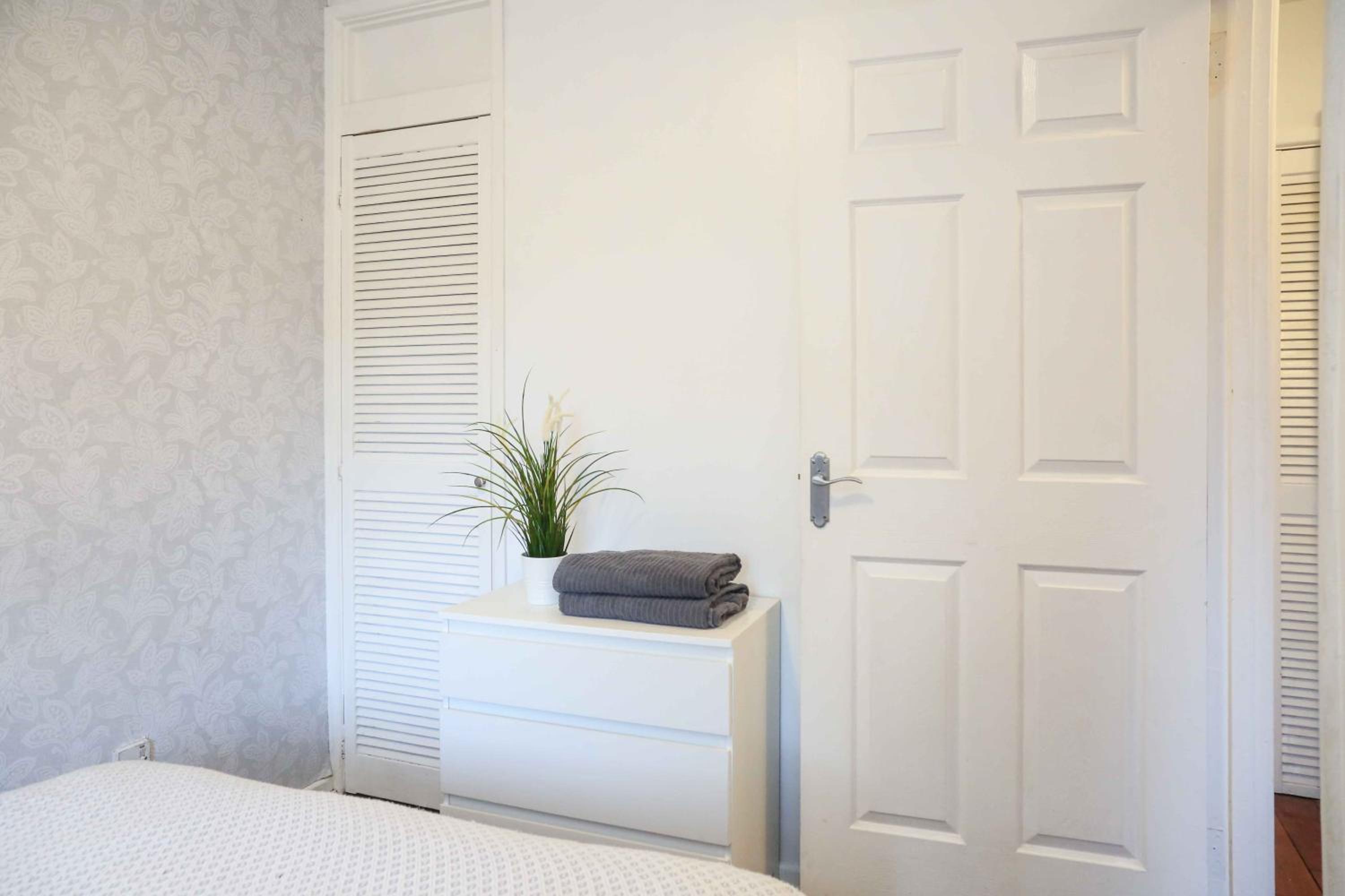 Perfect Central City Location - Parking - 4 Beds - 2 Bedrooms
