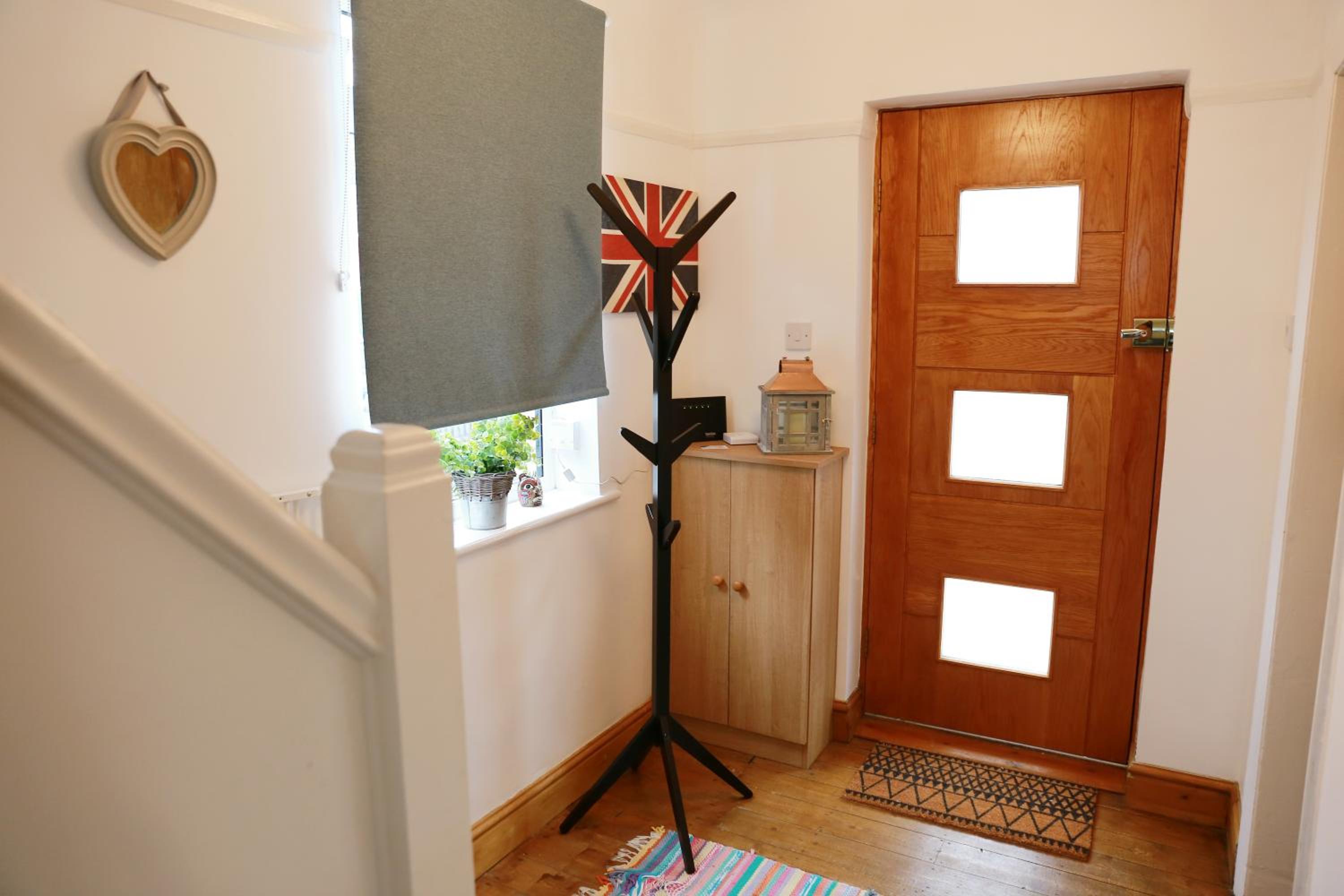 3BR House Sleeps 8 Close to Chester Zoo view 4