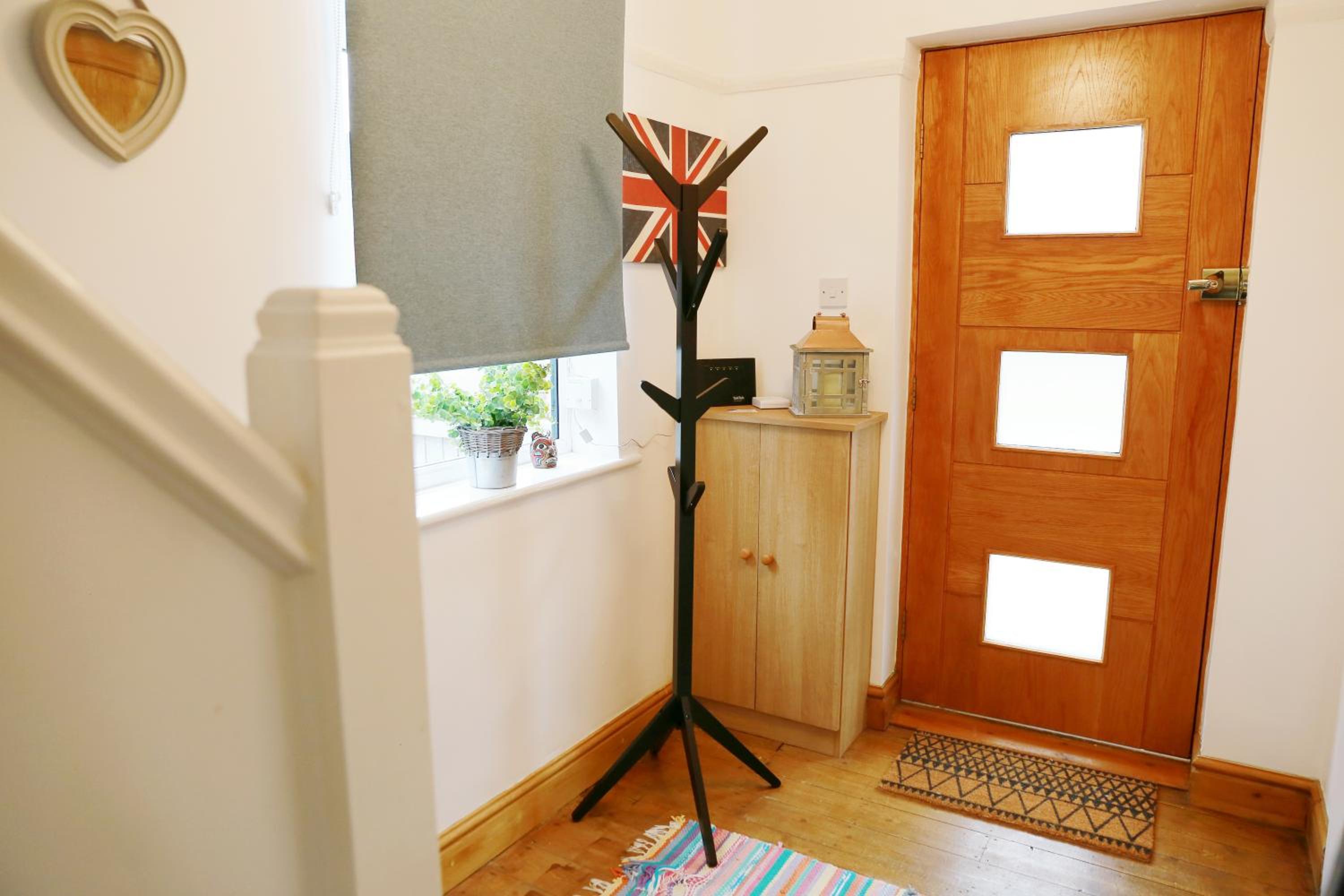 3BR House Sleeps 8 Close to Chester Zoo view 3