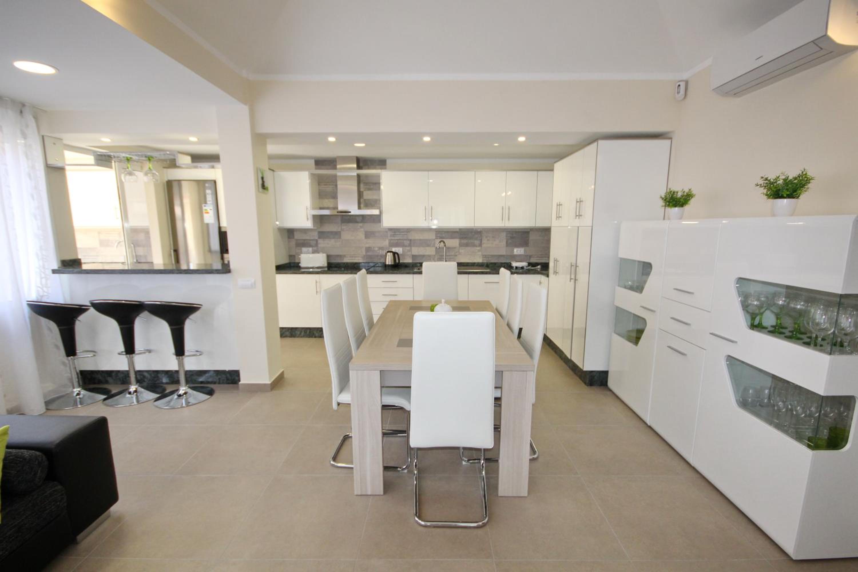 Amazing 5-bedroom villa in Costa Adeje view 3